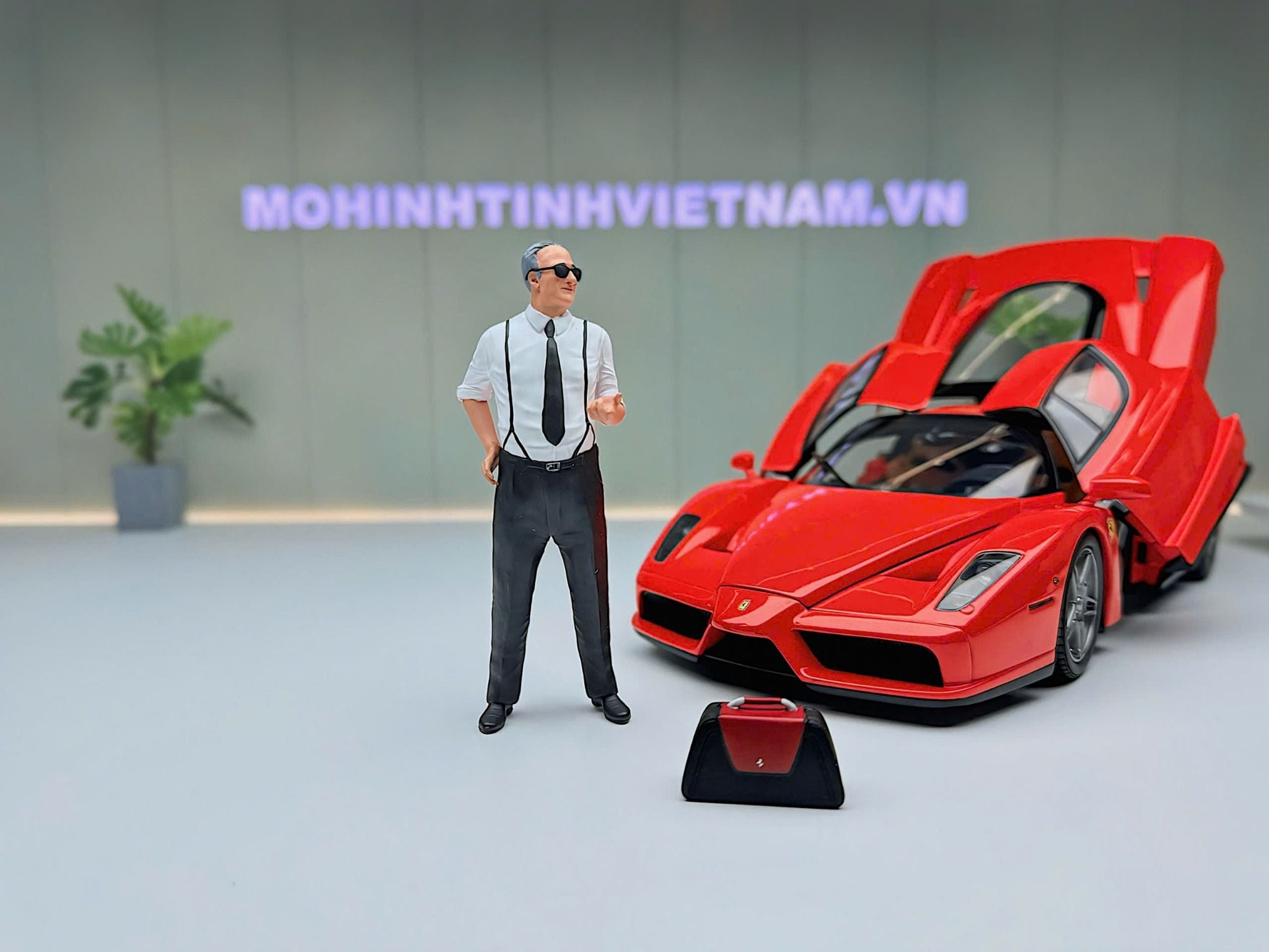 MÔ HÌNH NHÂN VẬT FIGURE FERRARI ENZO,TỶ LỆ 1/18