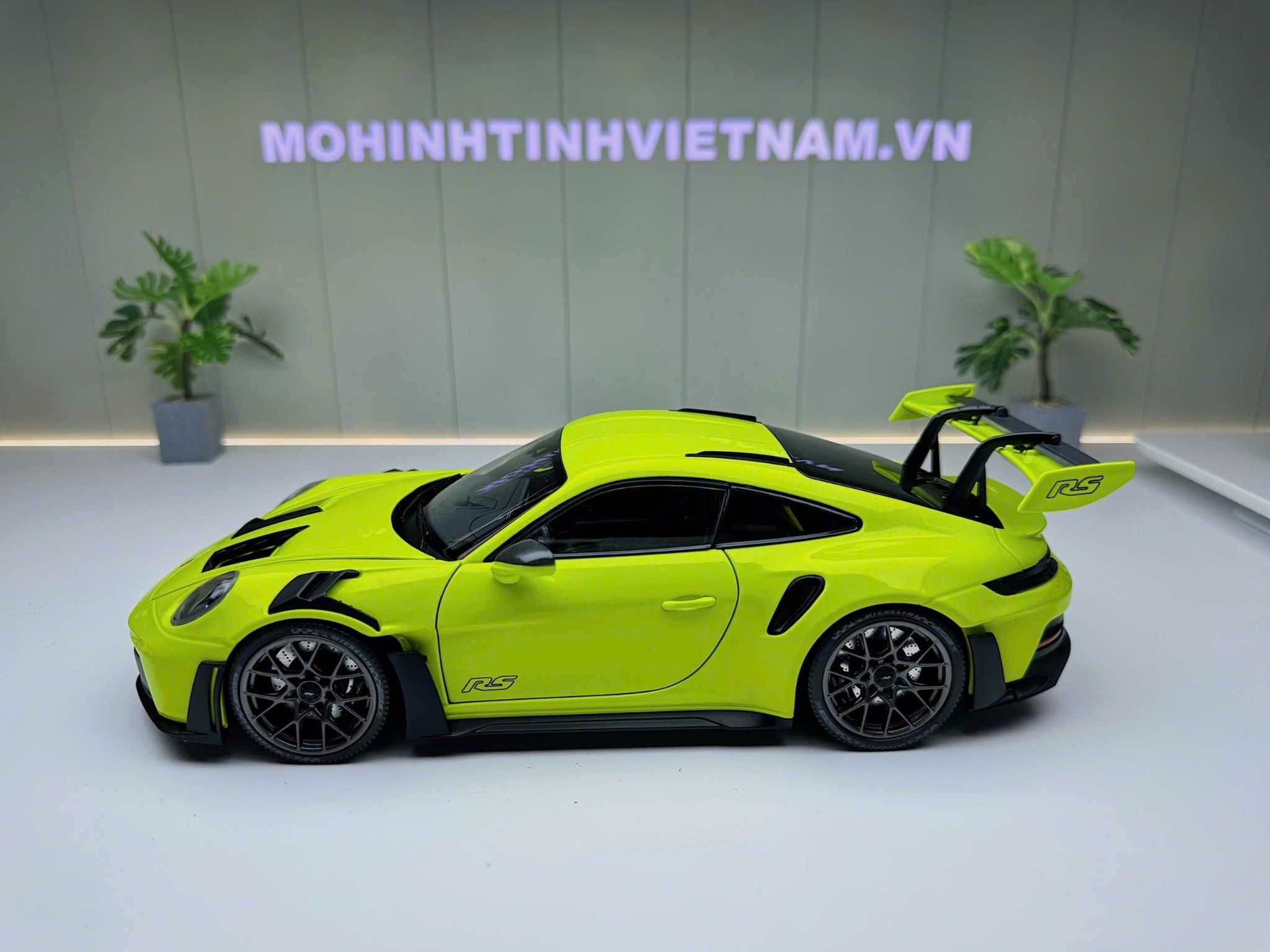 XE MÔ HÌNH PORSCHE 911 GT3 RS 2024 ACID GREEN,TỶ LỆ 1/18 MINICHAMPS