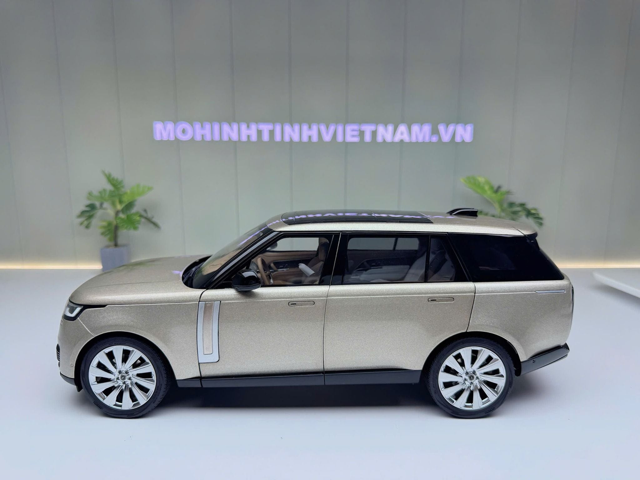 XE MÔ HÌNH RANGE ROVER SV AUTOBIOGRAPHY GOLD,TỶ LỆ 1/18 LCD