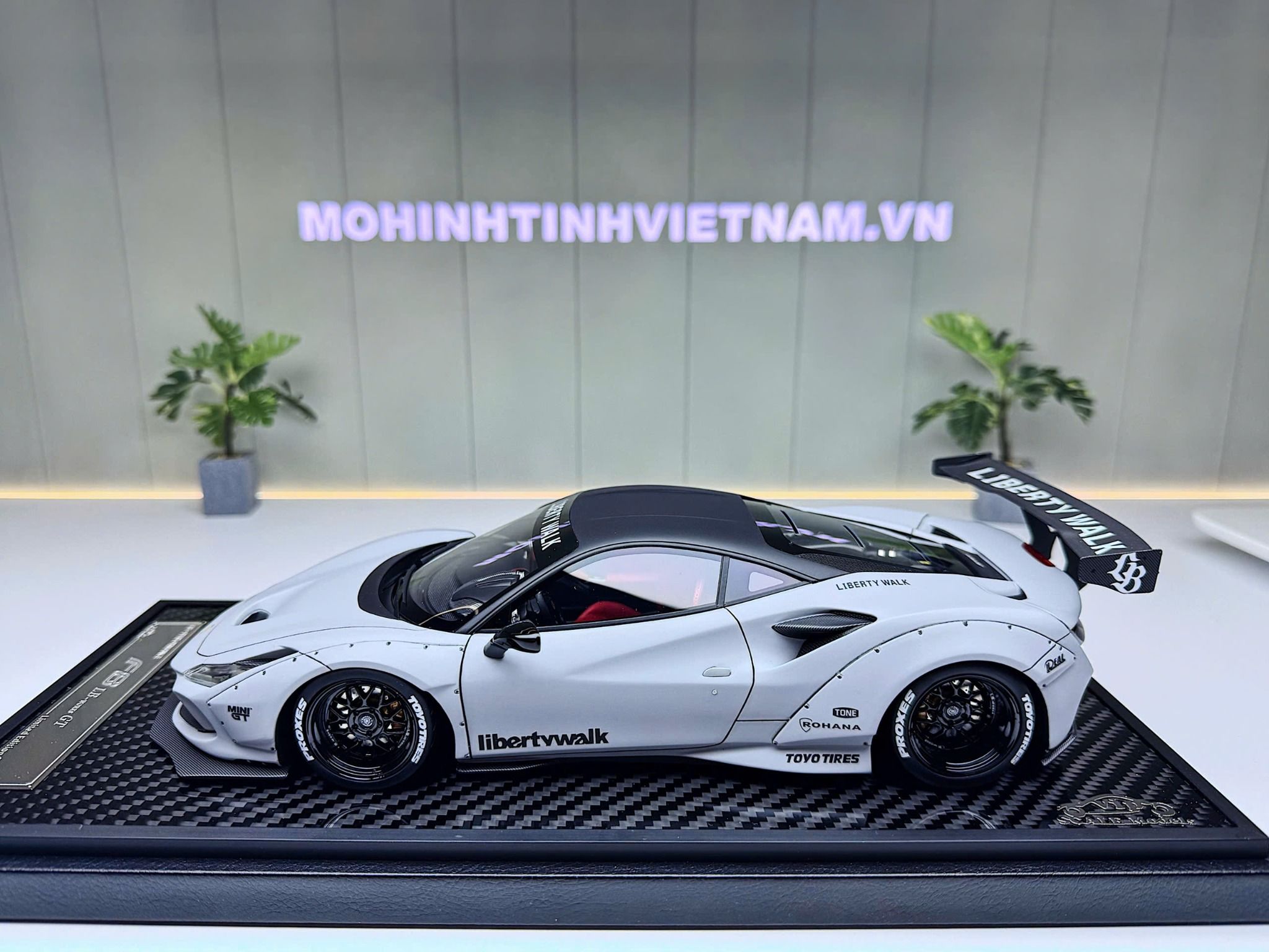 XE MÔ HÌNH FERRARI F8 TRIBUTO LIBERTY WALK GREY,TỶ LỆ 1/18 VIP MODEL