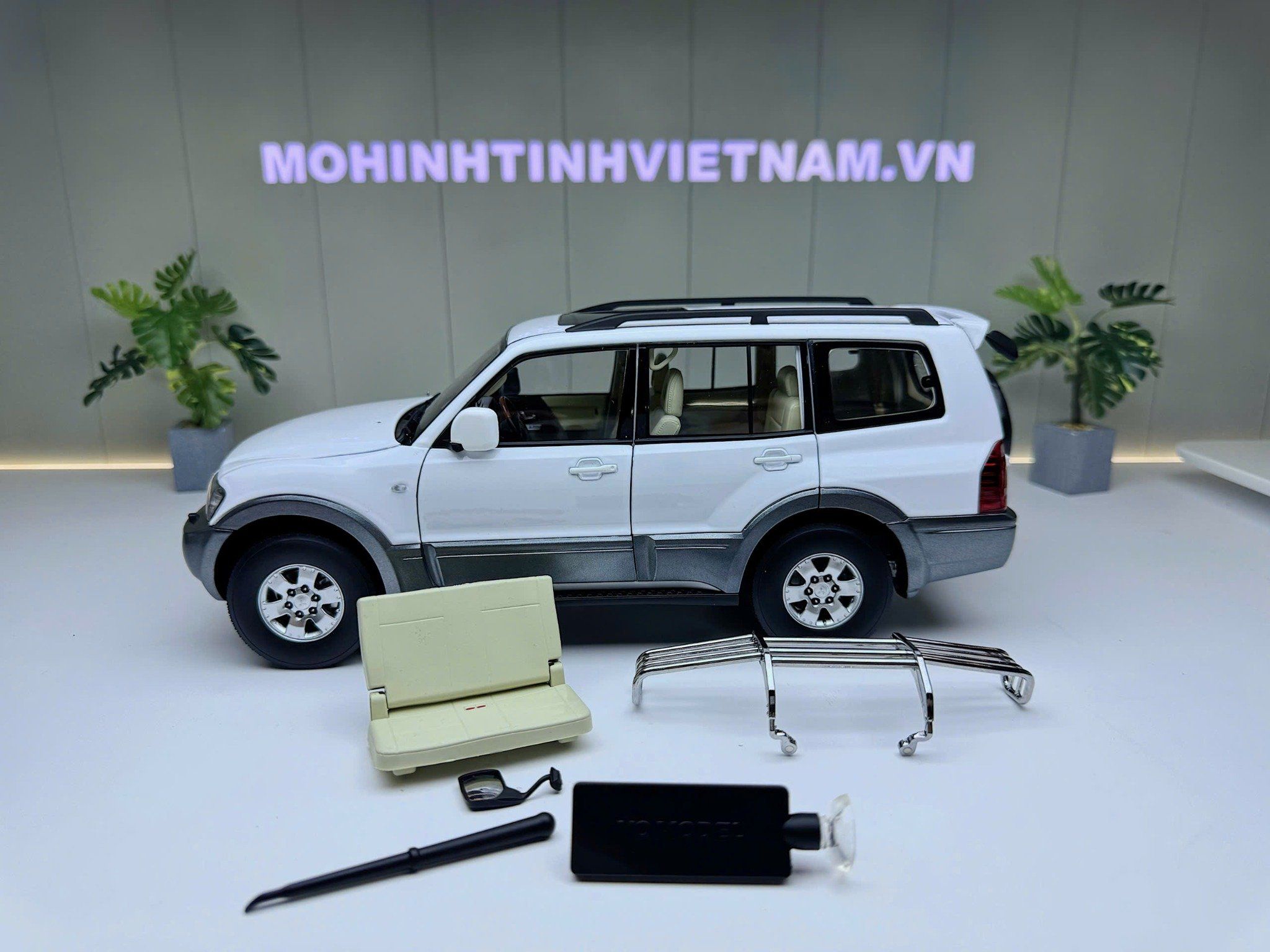 XE MÔ HÌNH MITSUBISHI PAJERO V73 WHITE,TỶ LỆ 1/18 YC MODEL