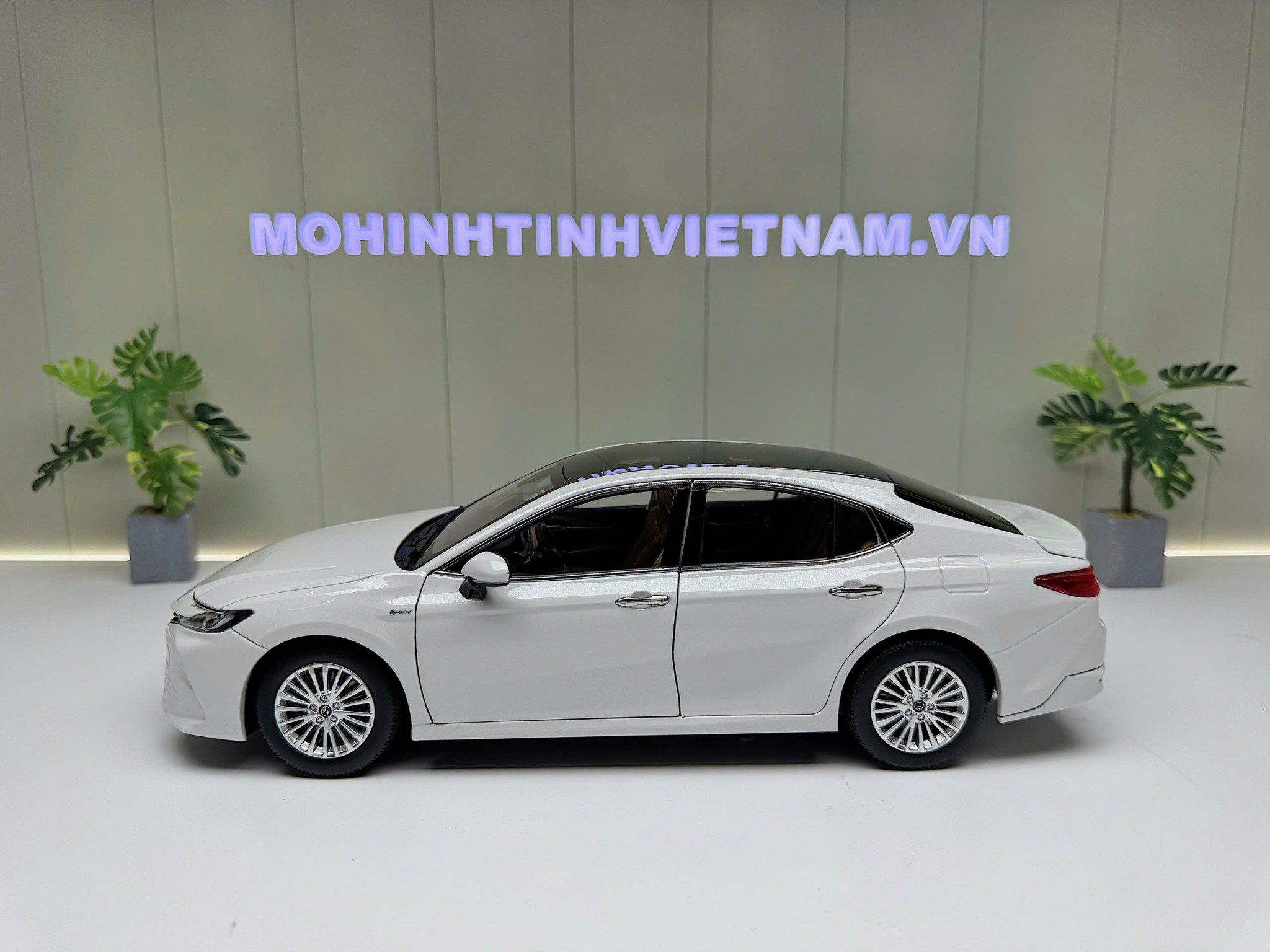 XE MÔ HÌNH TOYOTA CAMRY 2024 WHITE,TỶ LỆ 1/18 PAUDI