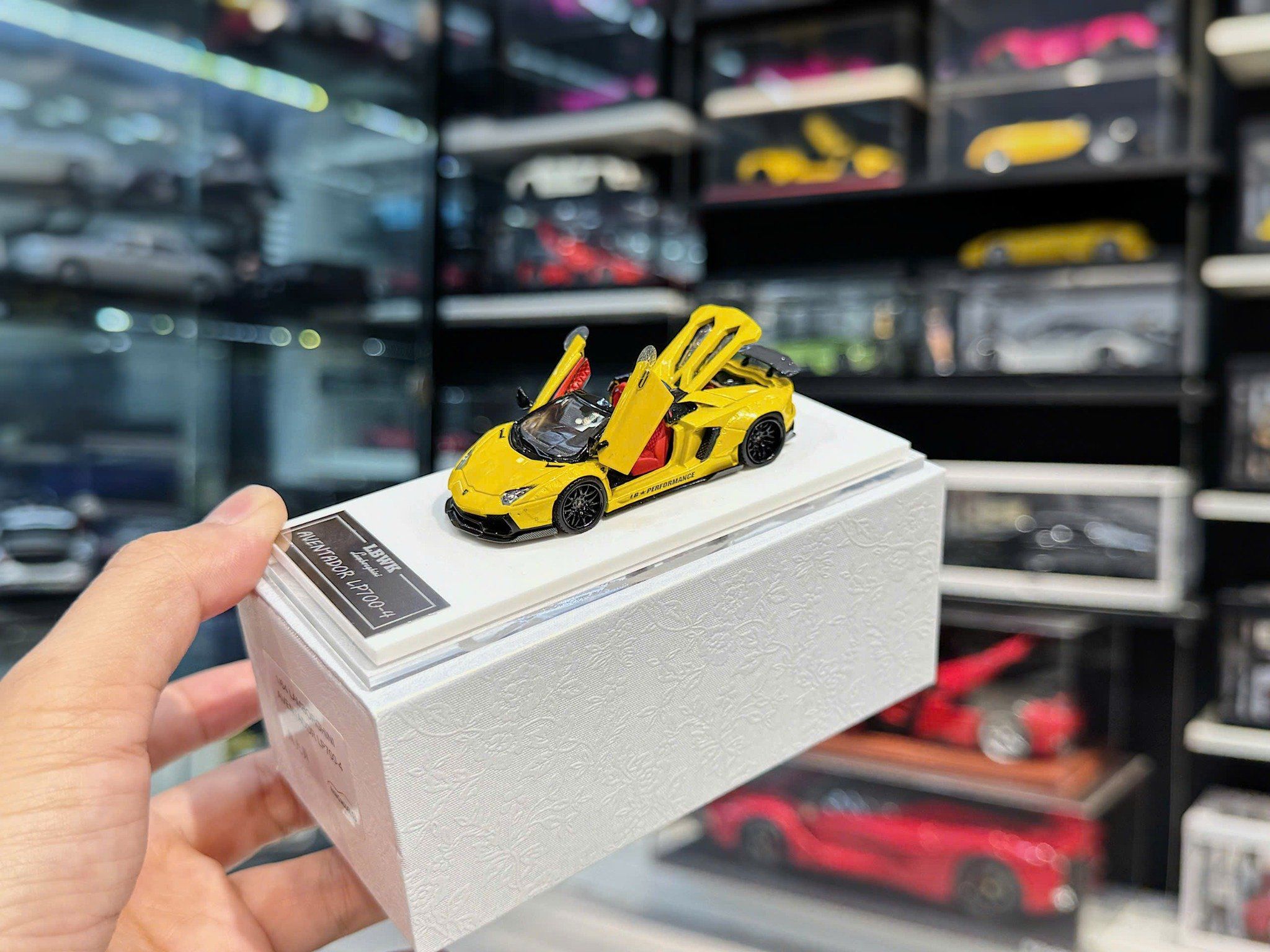 XE MÔ HÌNH LAMBORGHINI AVENTADOR ROADSTER LIBERTY WALK YELLOW,TỶ LỆ 1/64
