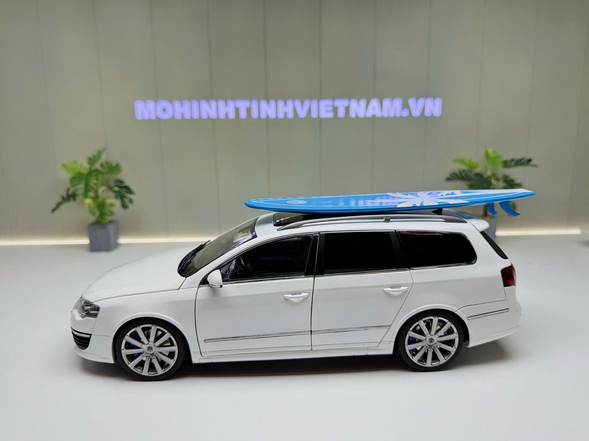 XE MÔ HÌNH VOLKSWAGEN PASSAT R36 WHITE,TỶ LỆ 1/18 NZG MODEL