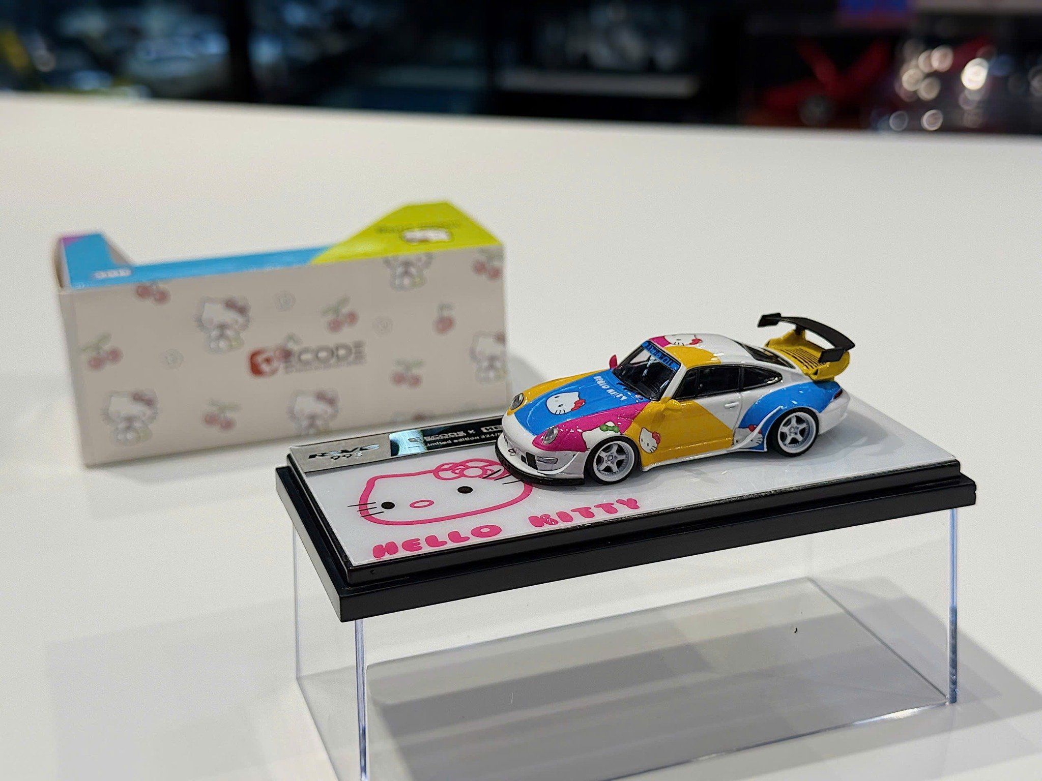 XE MÔ HÌNH PORSCHE 993 RWB HELLO KITTY,TỶ LỆ 1/64 DECODE