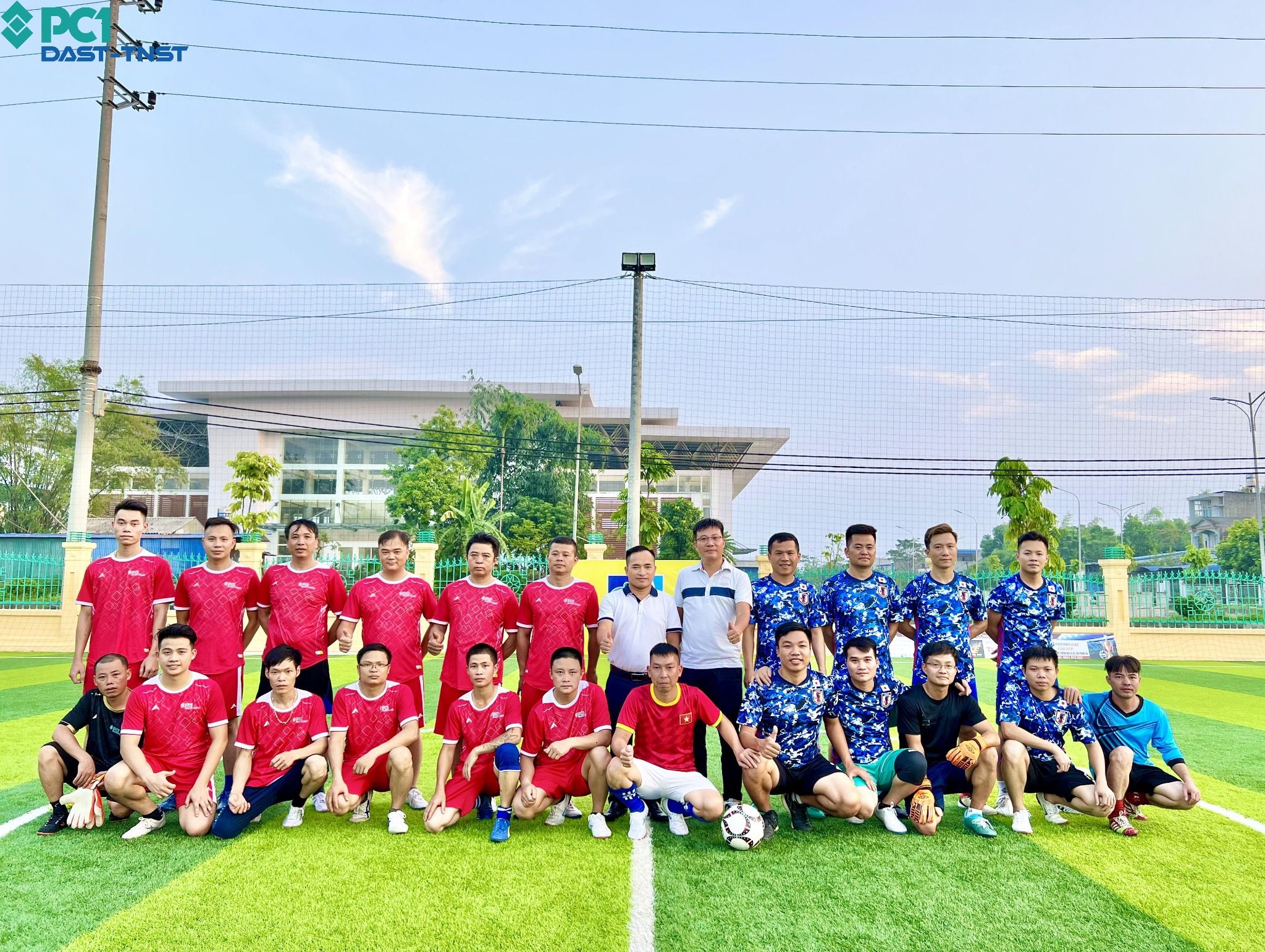  TNST giao lưu bóng đá nam với KHD 