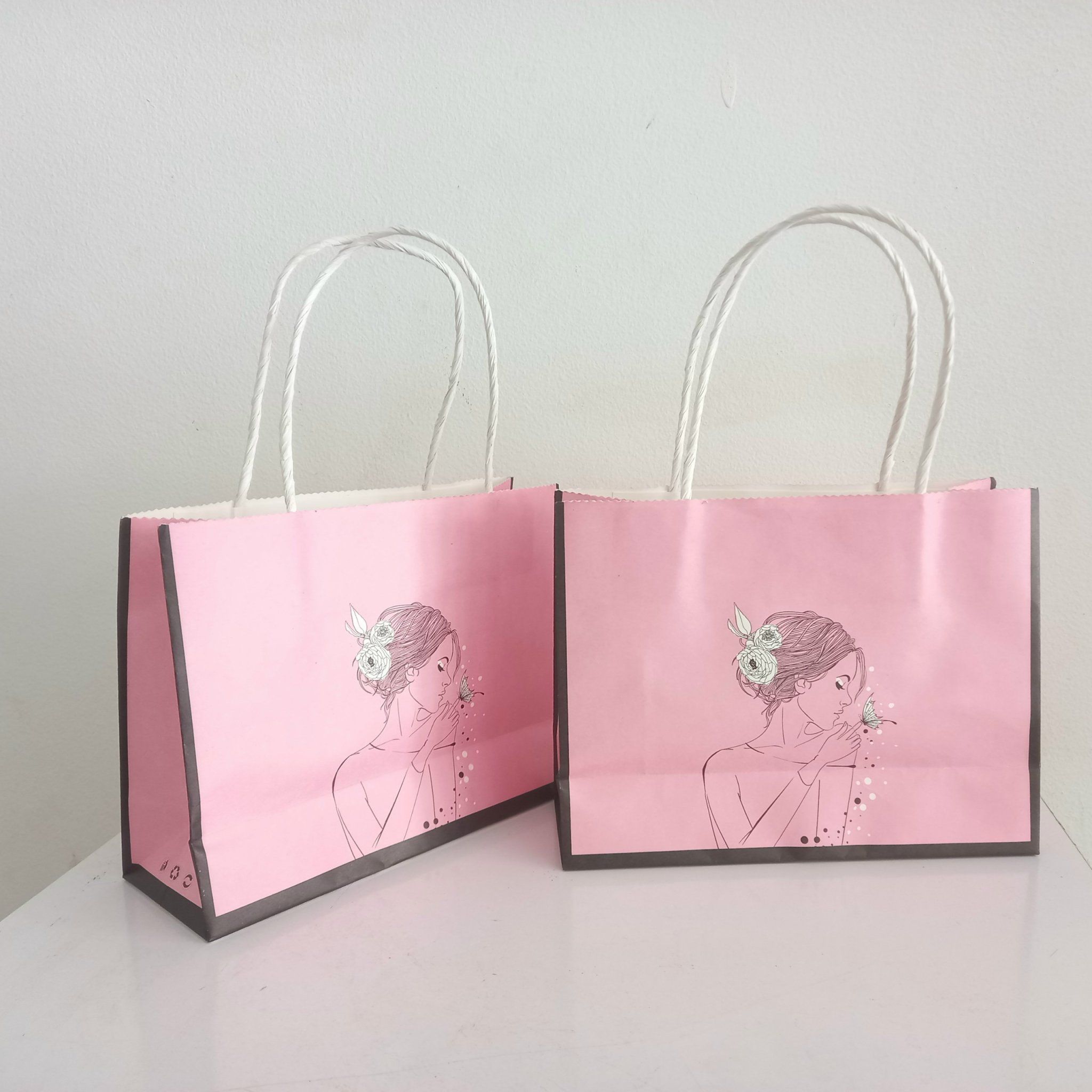  Túi giấy Kraft hồng quai trắng có hình nữ mỹ thuật 