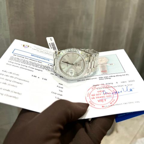  Đồng Hồ Rolex Day-Date 228394TBR Mặt Số Bạc Cọc Số Kim Cương Baguette 