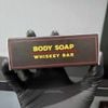 Xà phòng tẩy da chết và dưỡng ẩm cho nam Suavecito Body Soap mùi Whiskey Bar - 170g