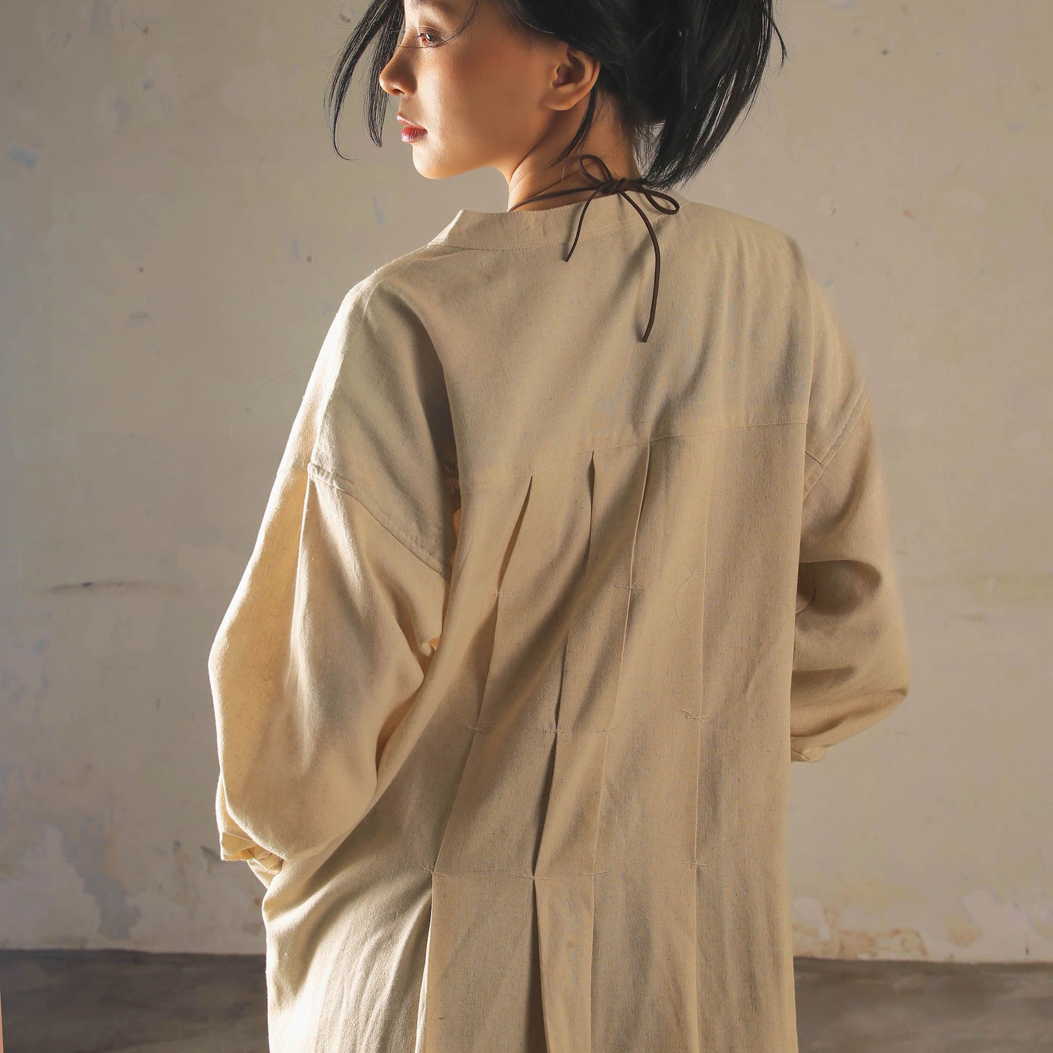 PLEATED BACK LONG TOP