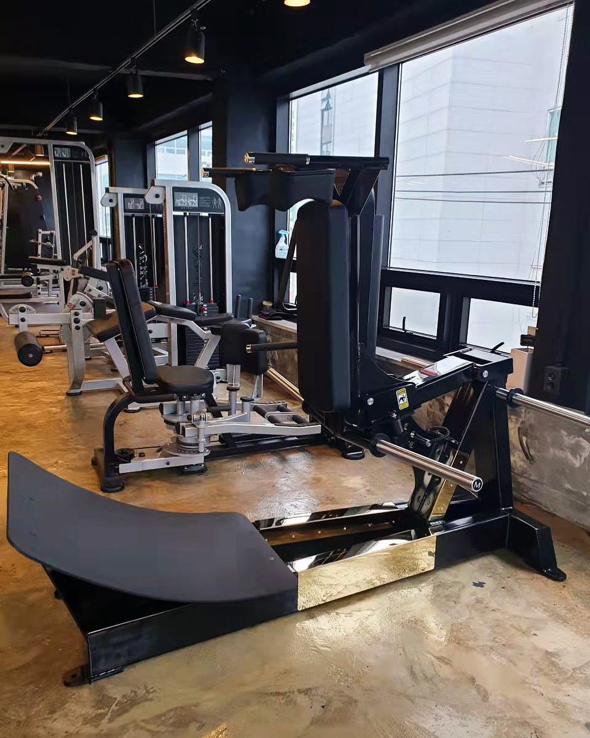 MÁY ĐẠP CHÂN︱PLATE LOADED SQUAT︱VNS001