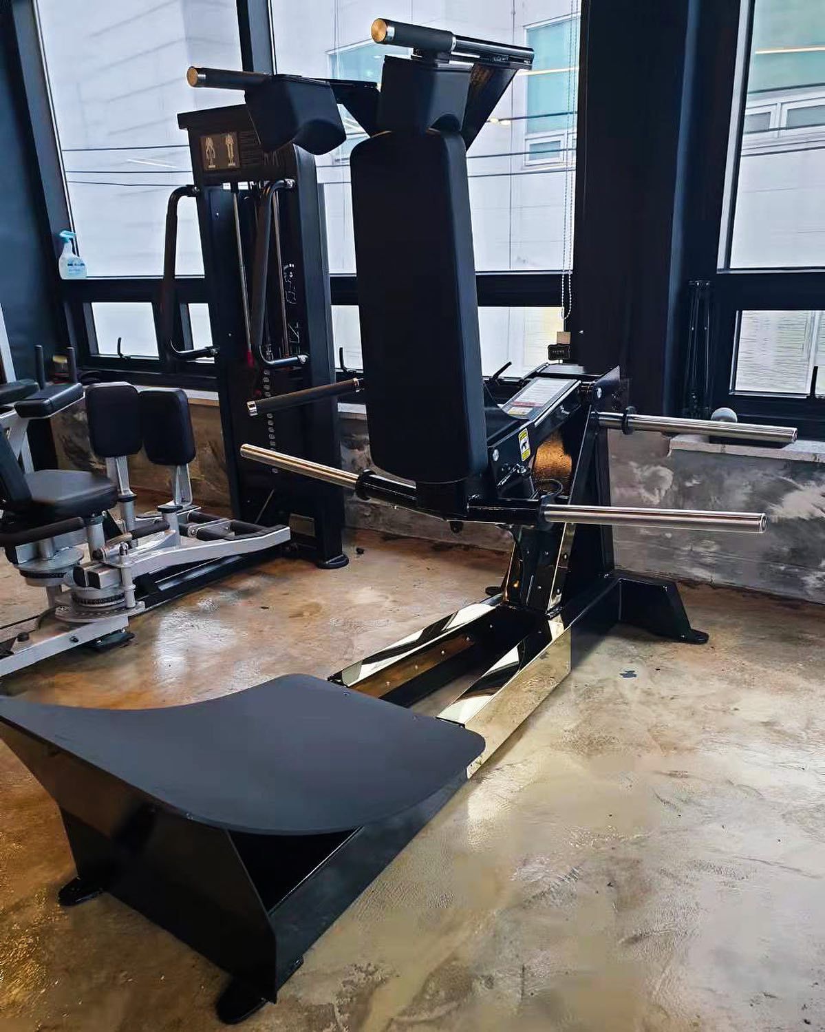 MÁY ĐẠP CHÂN︱PLATE LOADED SQUAT︱VNS001