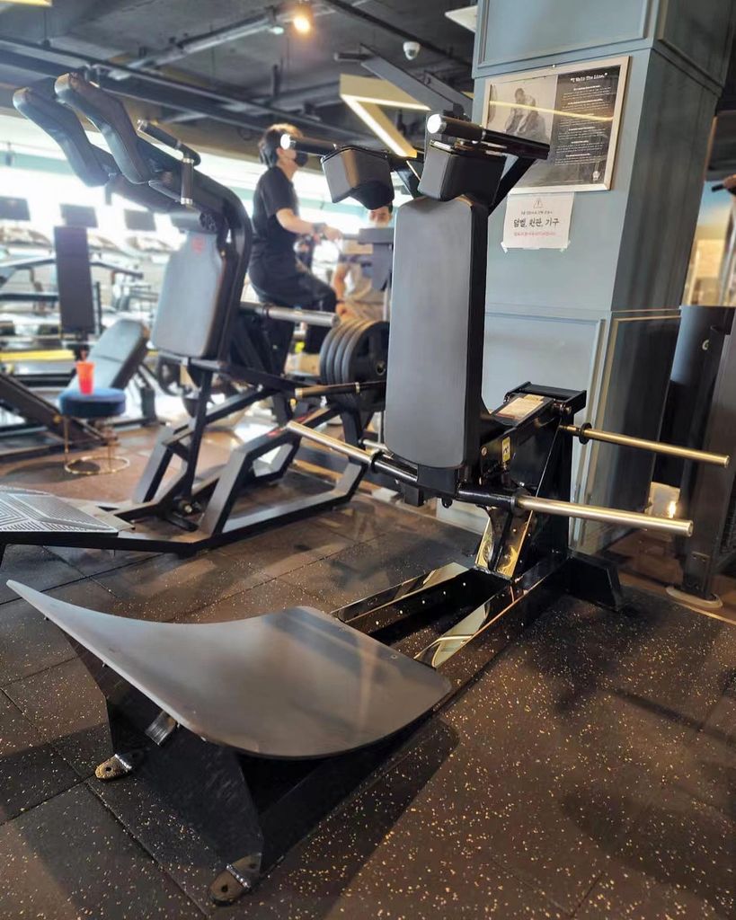 MÁY ĐẠP CHÂN ∣ PLATE LOADED SQUAT ∣ VNS001