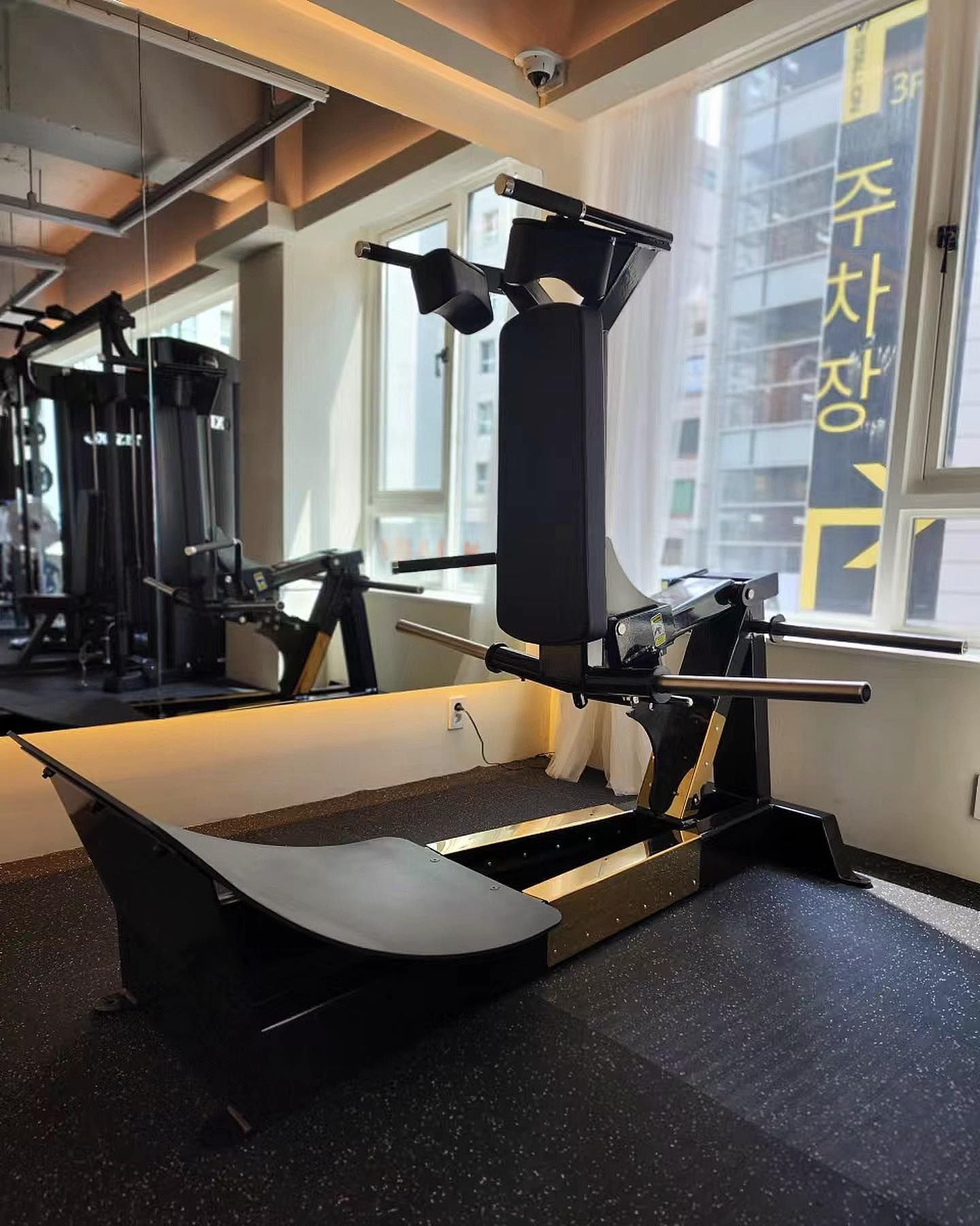 MÁY ĐẠP CHÂN︱PLATE LOADED SQUAT︱VNS001