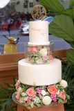  Bánh cưới 4 tầng, trang trí hoa tươi 