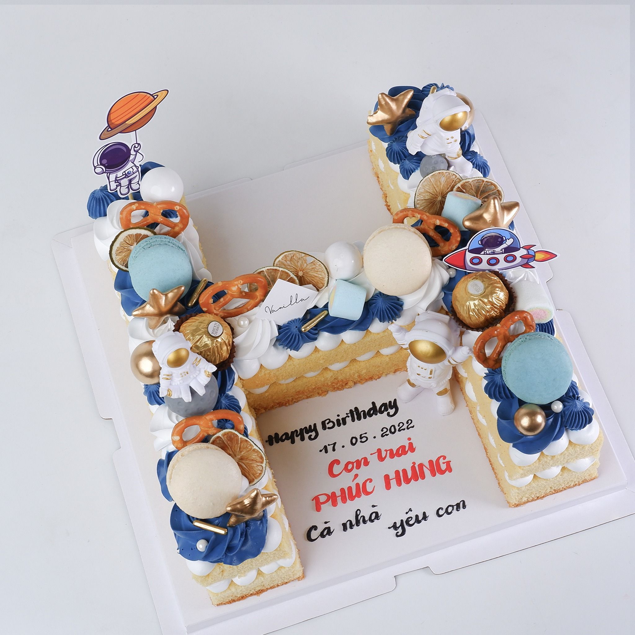  Bánh chữ H trang trí chủ đề phi hành gia - Bánh kem sinh nhật Đà Nẵng 