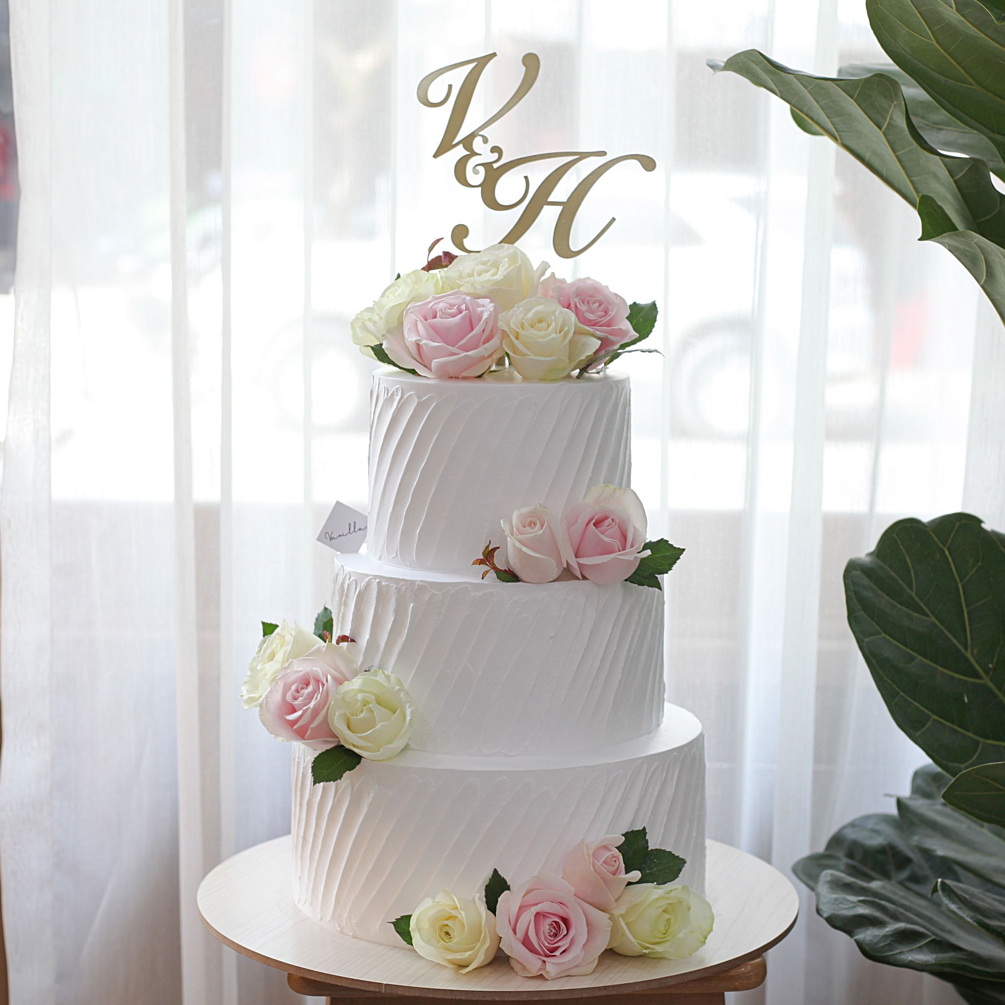  Bánh cưới 2 tầng gắn hoa tươi - Bánh cưới Đà Nẵng 