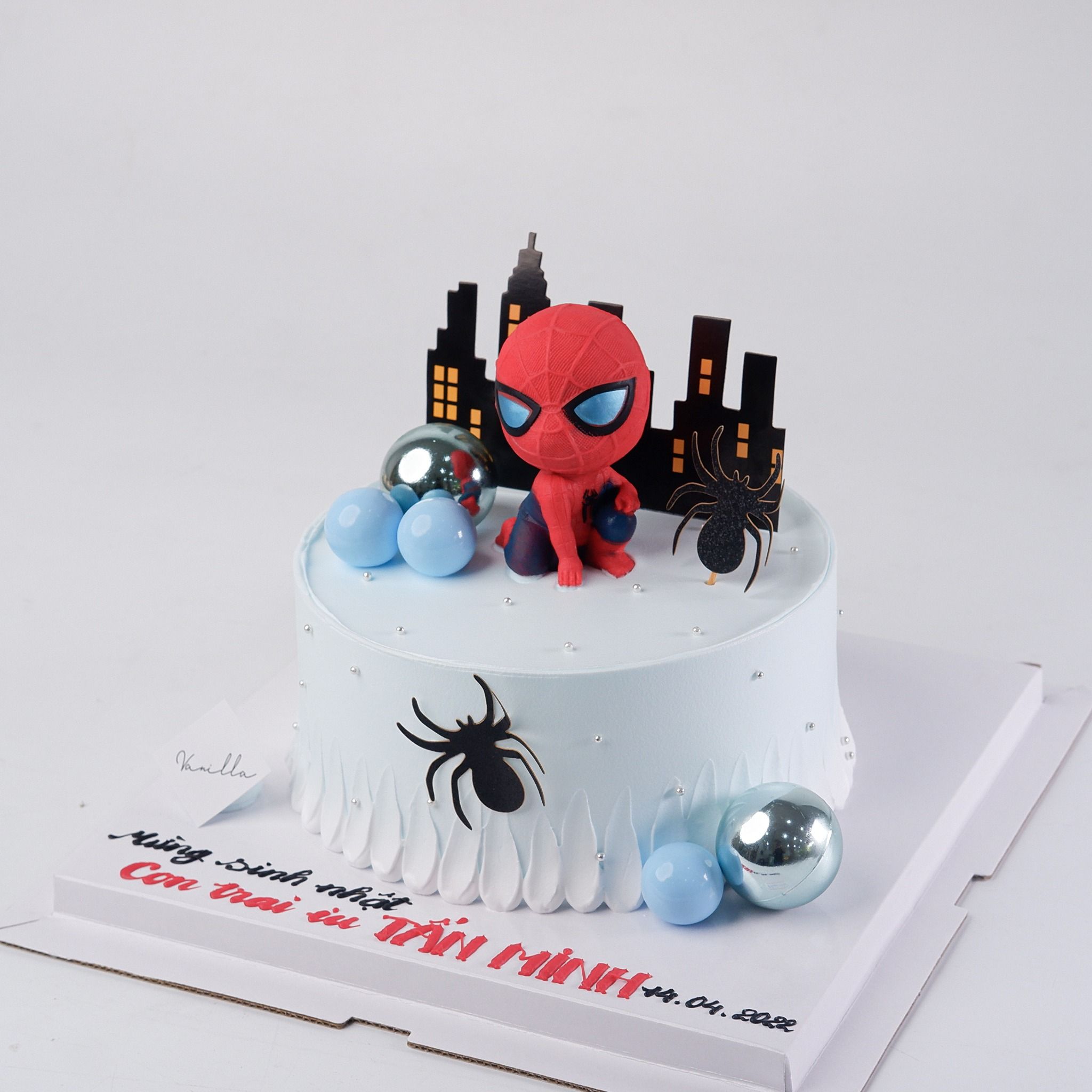 Bánh kem tạo hình siêu nhân nhện đáng yêu tặng sinh nhật bé trai