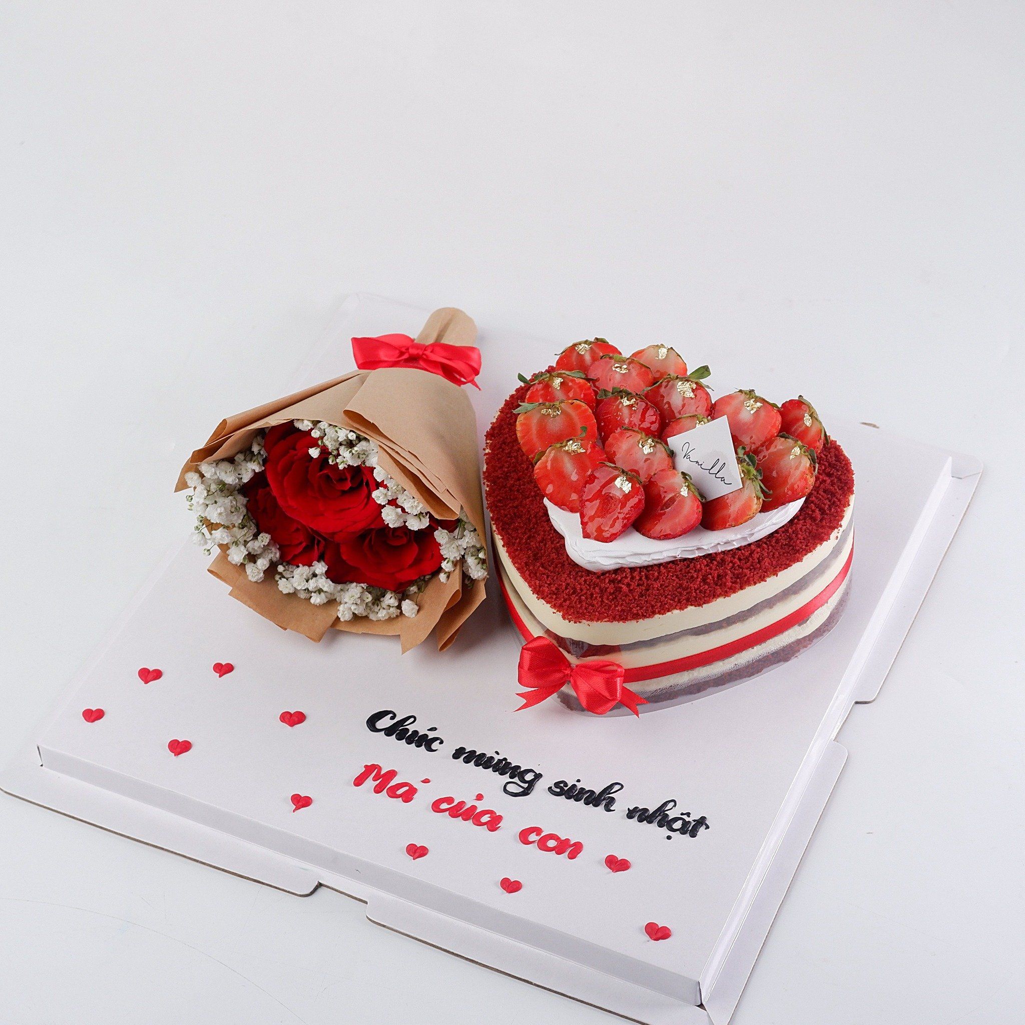  Bánh red velvet hình tim trang trí dâu, bó hoa hồng, hoa bi - bánh kem sinh nhật Đà nẵng 