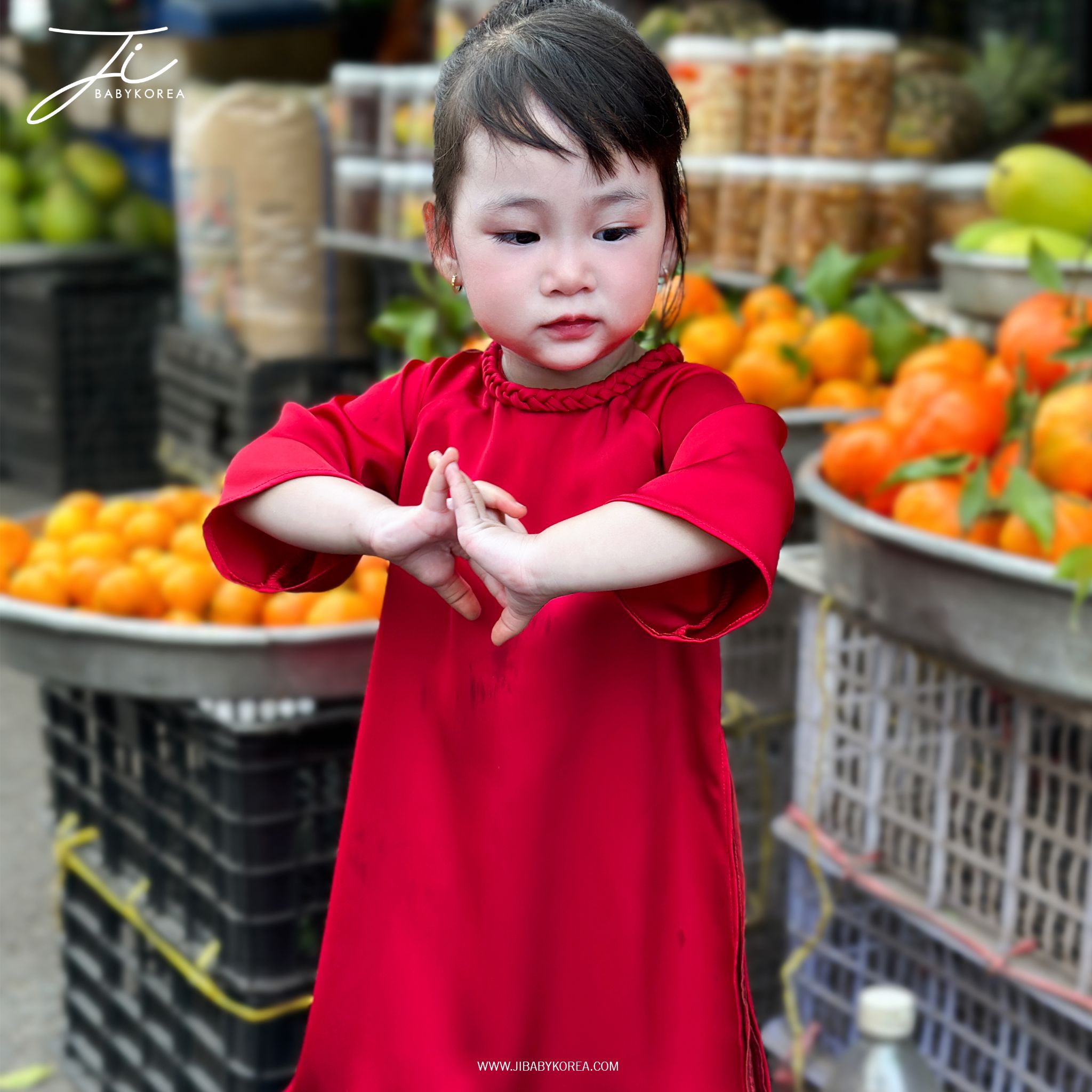  Áo dài đỏ mềm mịn, dịu dàng cùng bé Milk diện chợ Tết 