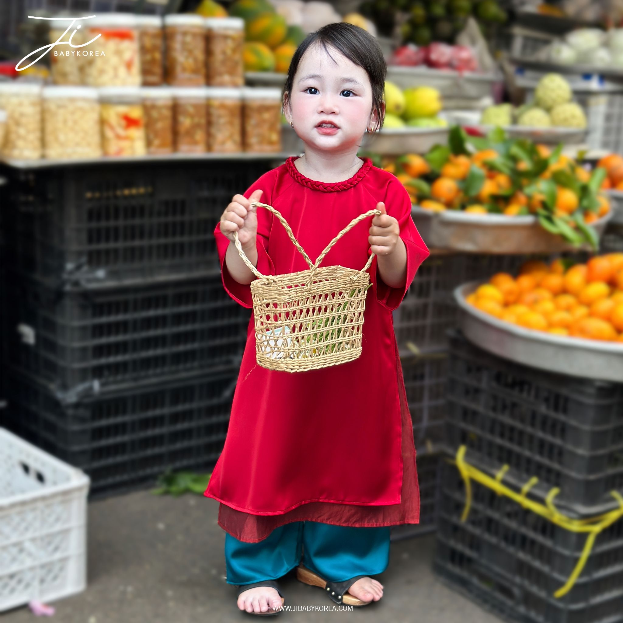  Áo dài đỏ mềm mịn, dịu dàng cùng bé Milk diện chợ Tết 