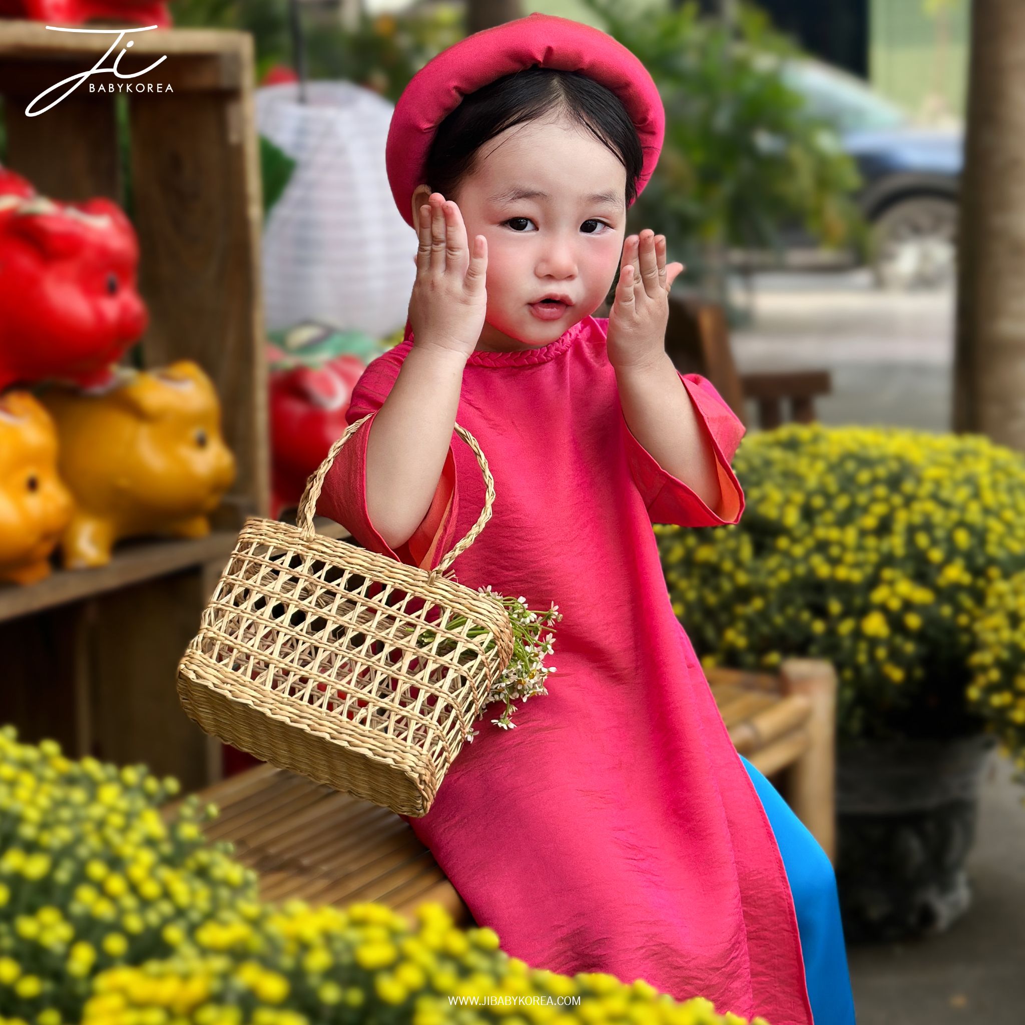  Áo dài hồng mềm mịn, yêu hết mình cùng bé Milk diện chợ Tết 