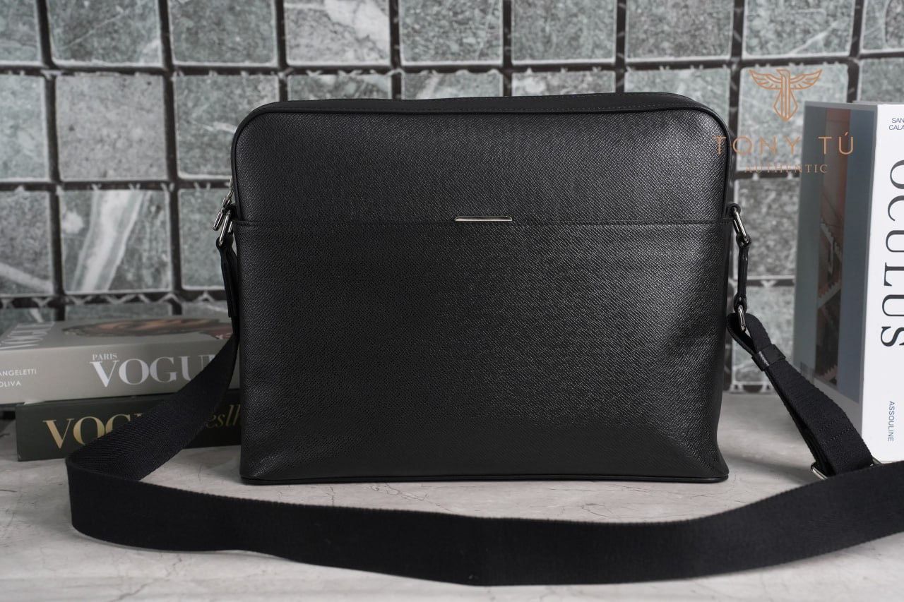Louis Vuitton Anton Messenger PM Leather ref.814616 - Joli Closet