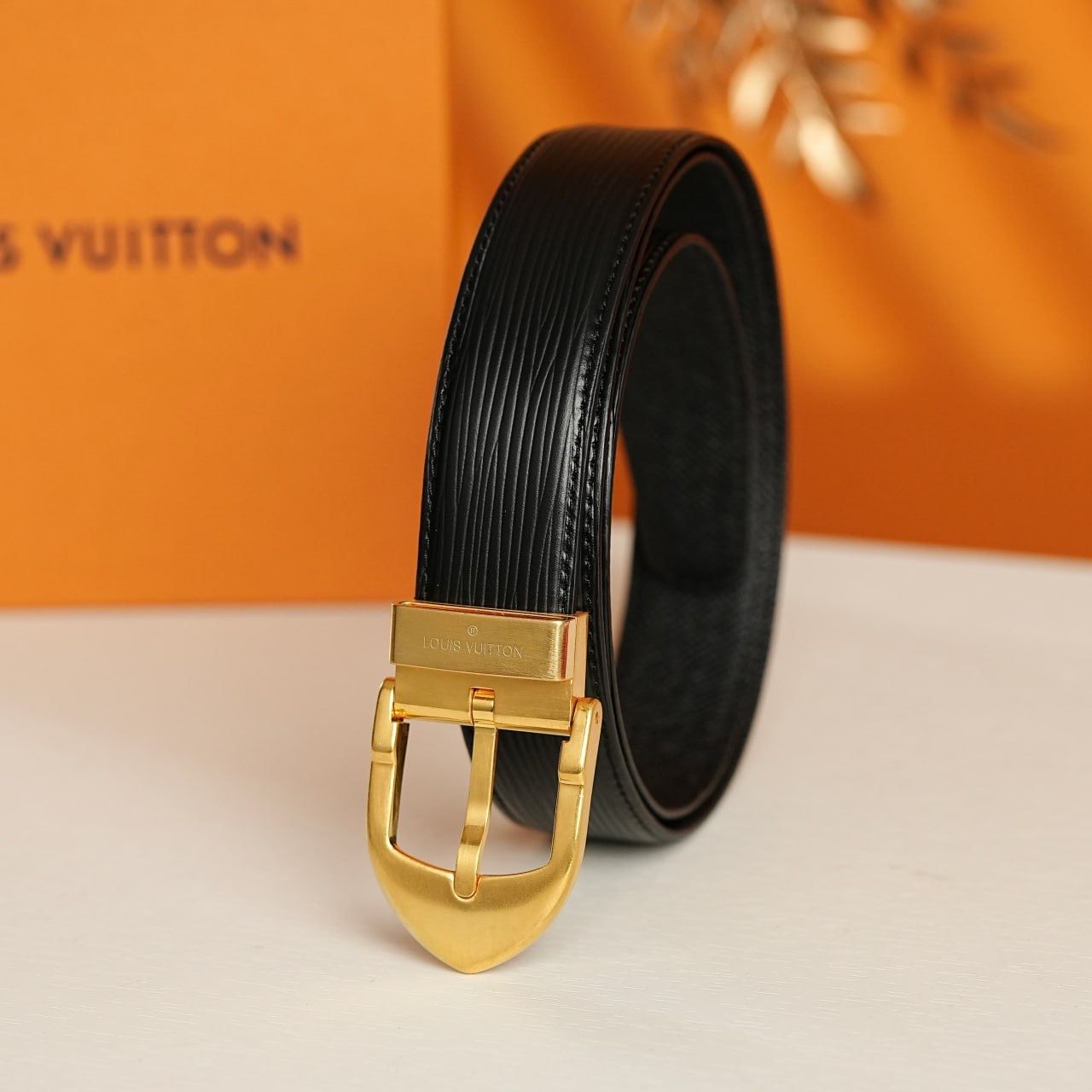 Tee Shyne Yvng Patra着用 LV leather belt Thắt lưng Louis Vuitton Epi Leather Mỏ Neo (Bản Vàng) Size 95