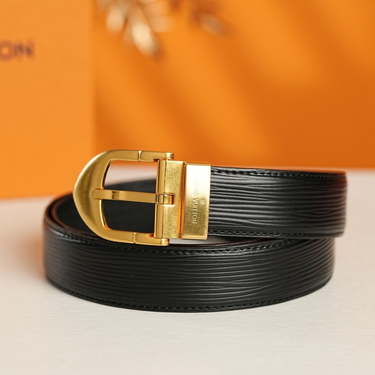 Tee Shyne Yvng Patra着用 LV leather belt Thắt lưng Louis Vuitton Epi Leather Mỏ Neo (Bản Vàng) Size 95