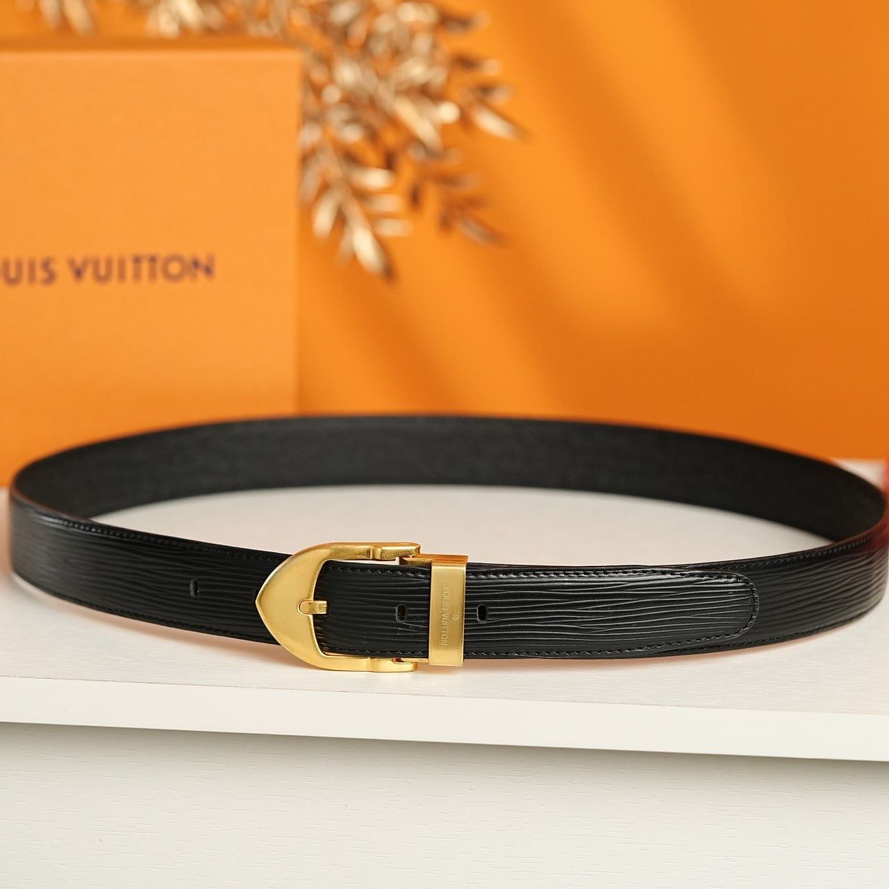 Tee Shyne Yvng Patra着用 LV leather belt Thắt lưng Louis Vuitton Epi Leather Mỏ Neo (Bản Vàng) Size 95