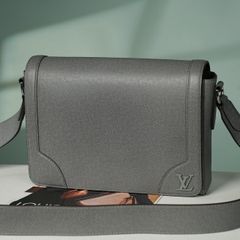 Túi đeo Louis Vuitton Taiga Flap Messenger Size 29 (New SS, code chip) - TTA3802