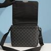 Túi đeo Louis Vuitton District Damier Graphite Canvas (NEW SS, code chip) size 25
