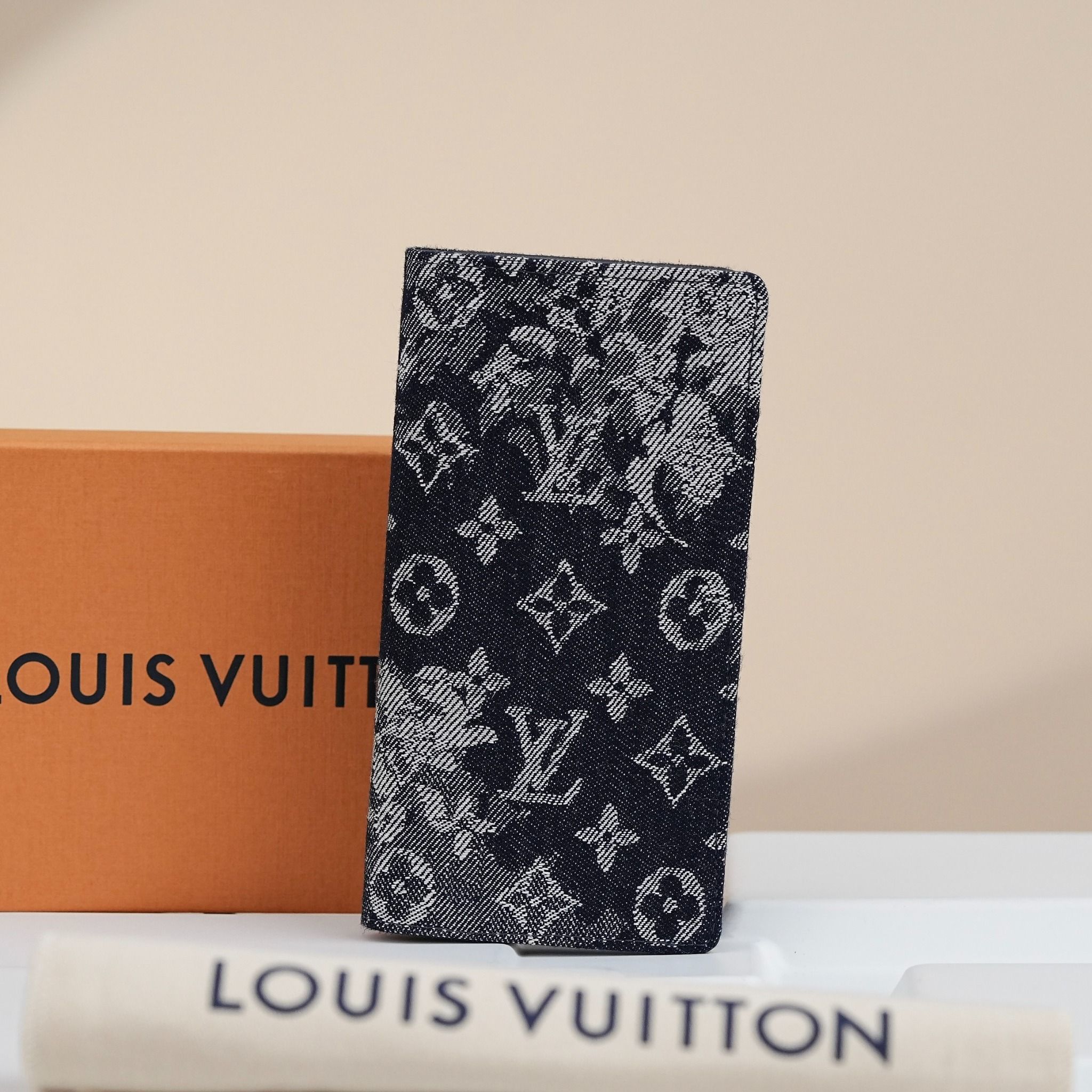 Ví dài Louis Vuitton Brazza Monogram Tapestry Canvas