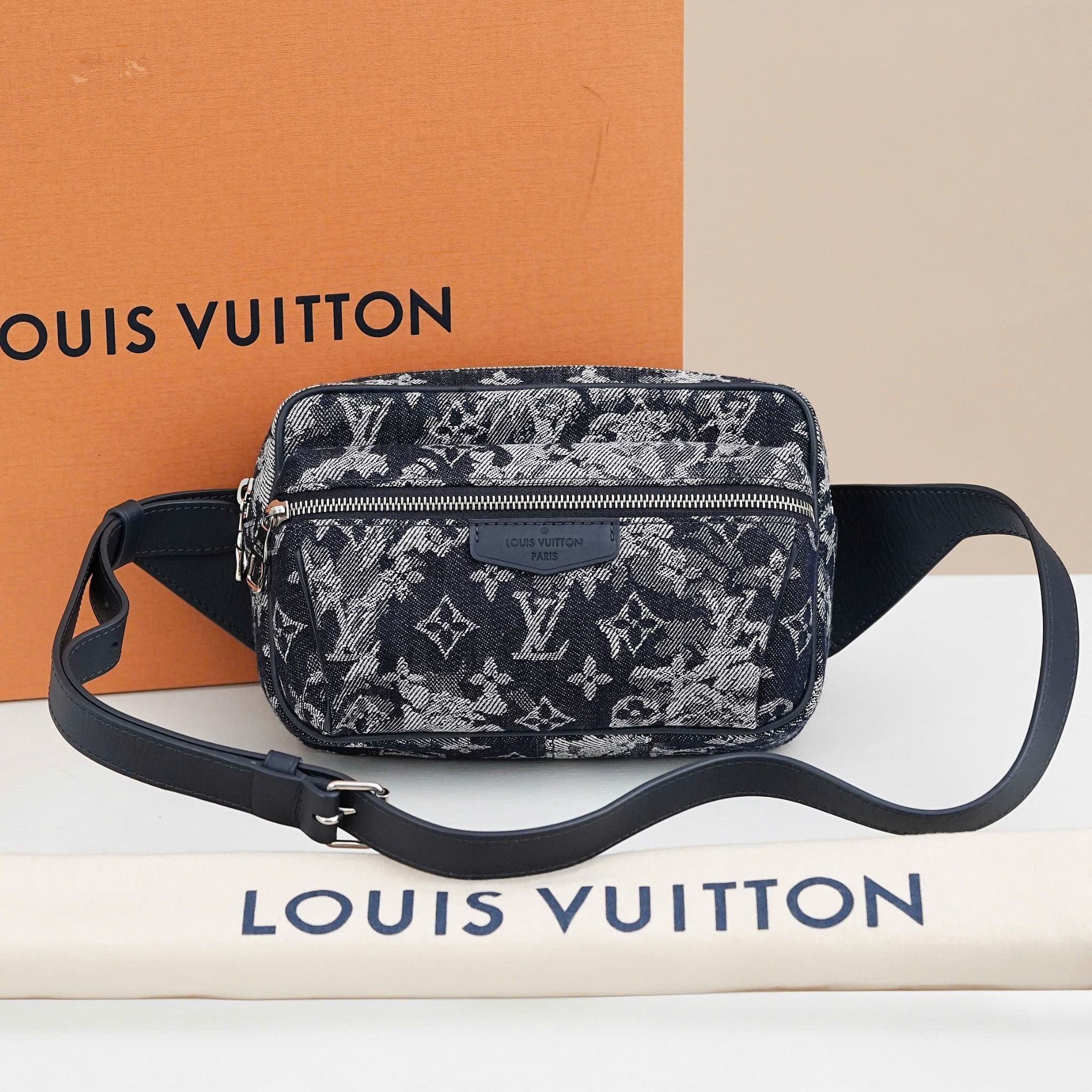 Túi đeo Louis Vuitton Outdoor Monogram Tapestry size 21