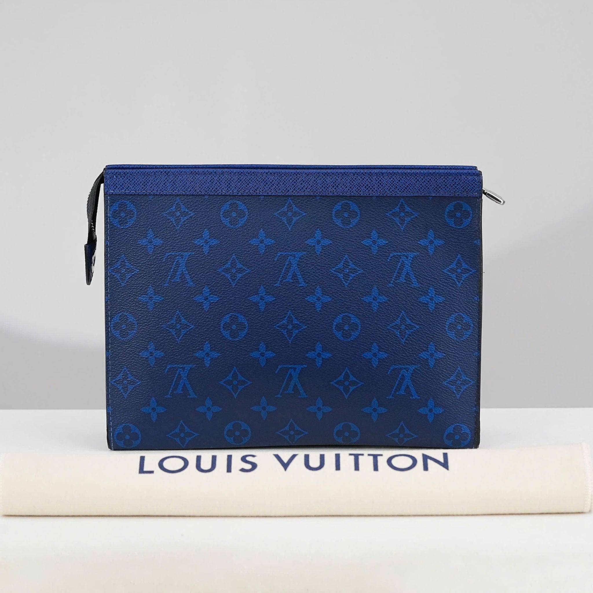 Clutch Louis Vuitton Pochette Voyage Monogram Racing Blue - TTA4417