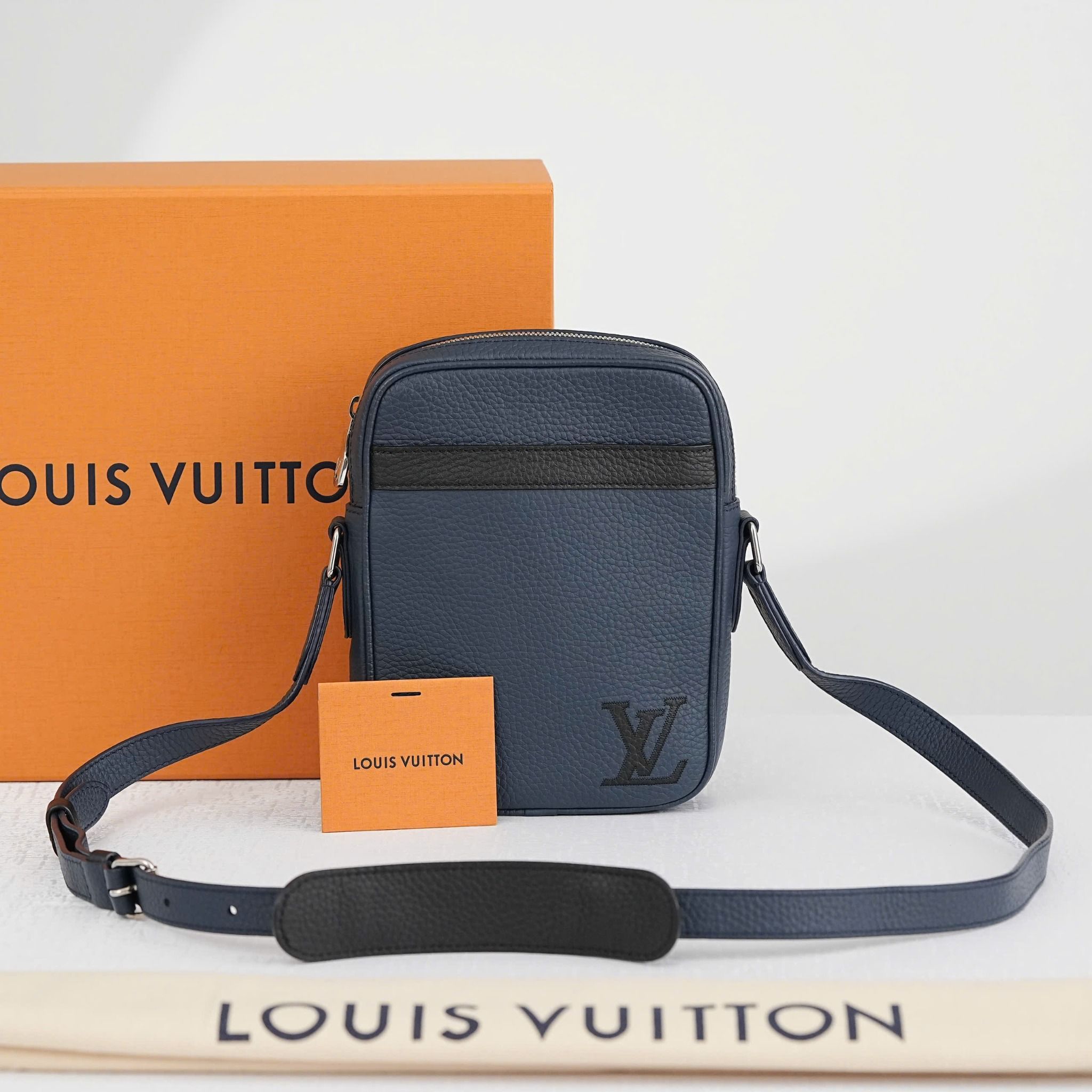 Túi đeo Louis Vuitton Navy Black Danube Taurillon PM size 20 - TTA4533