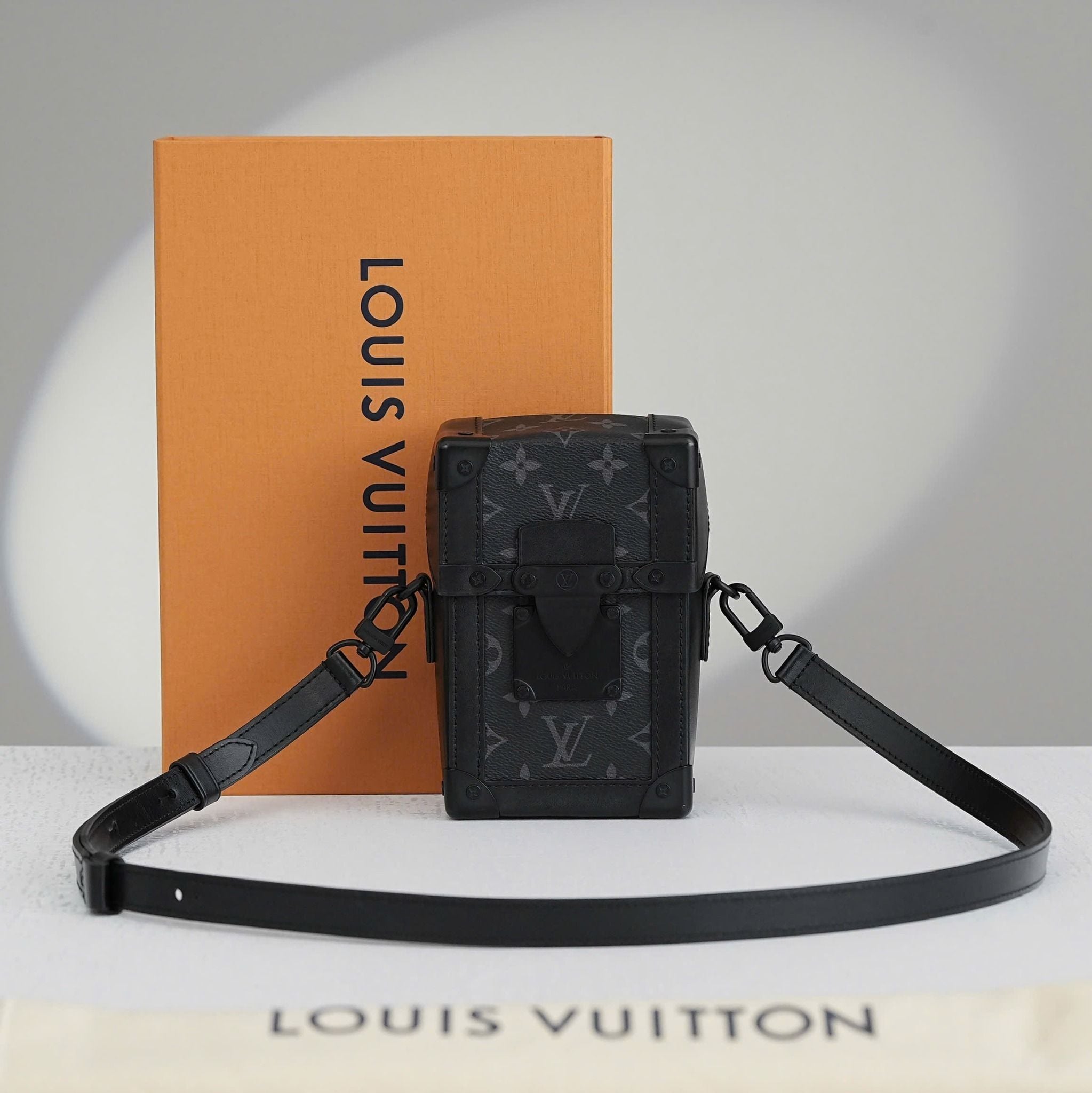 Túi đeo Louis Vuitton Vertical Trunk Monogram Eclipse