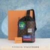 Túi đeo Louis Vuitton Monogram Logo Story Chalk Sling (Limited Edition) size 24