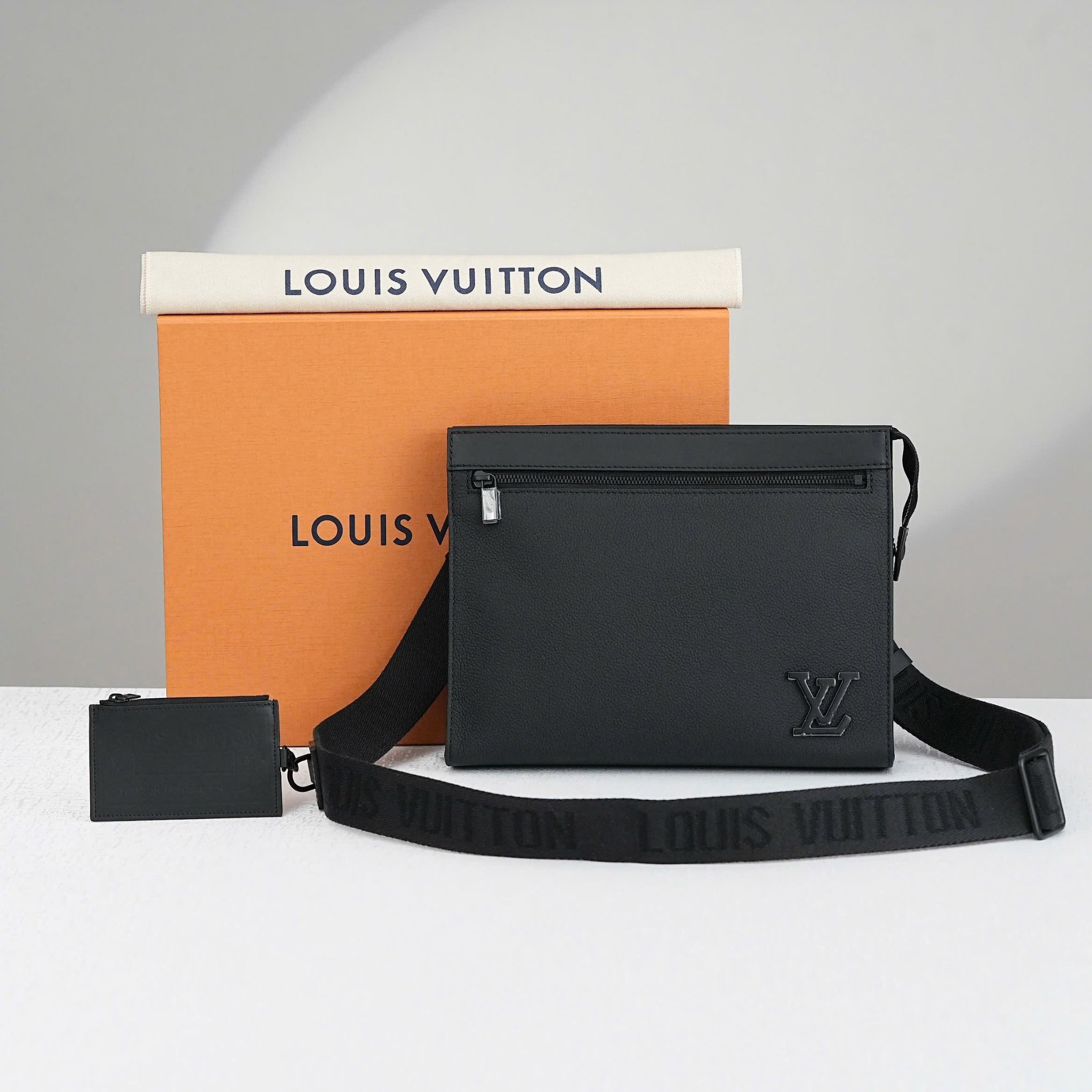 Túi đeo Louis Vuitton Aerogram Voyage Messenger Taurillon size 28 - TTA4473