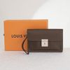 Clutch Louis Vuitton Belaia Taiga size 24 - TTA4583
