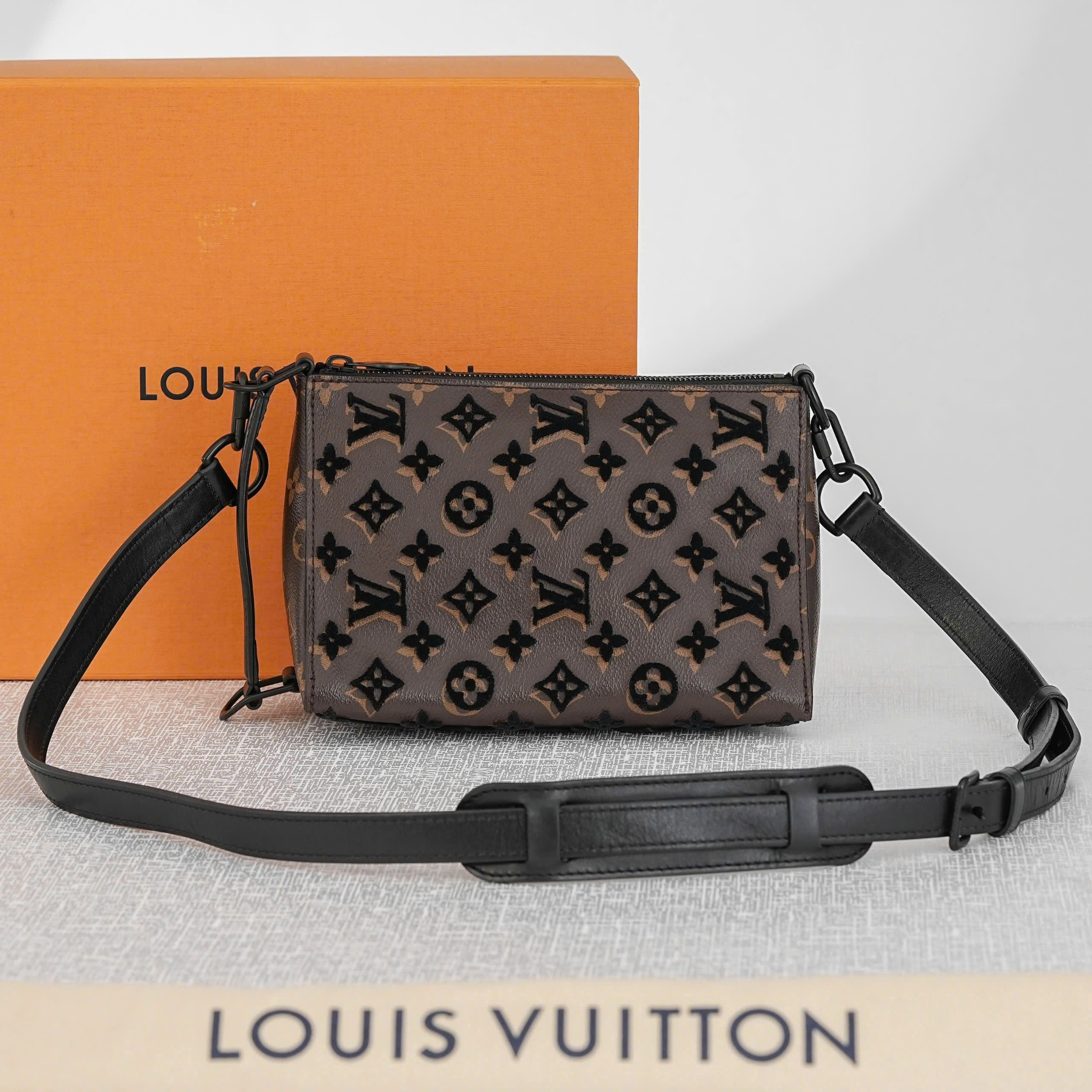 Túi đeo Louis Vuitton Ebene Monogram Triangle Black – Tony Tú