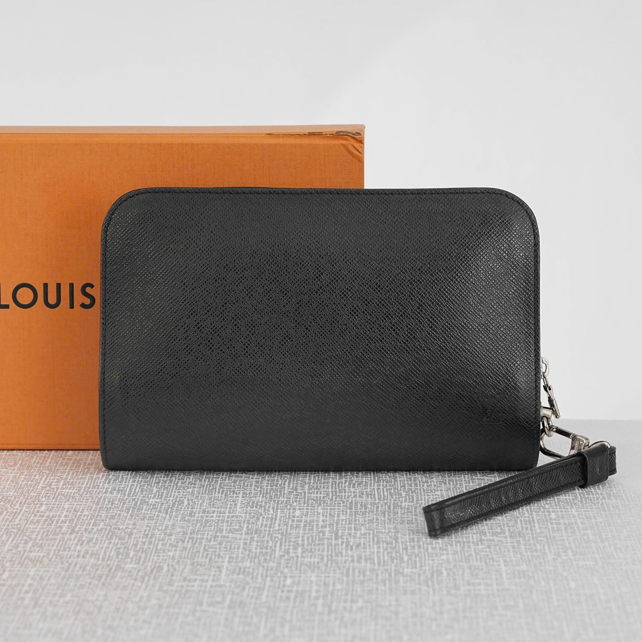 Clutch Louis Vuitton Baikal Noir Taiga - TTA4684