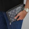 Clutch/ Zippy XL Louis Vuitton Savane Amazone Chapman size 22  - TTA4678