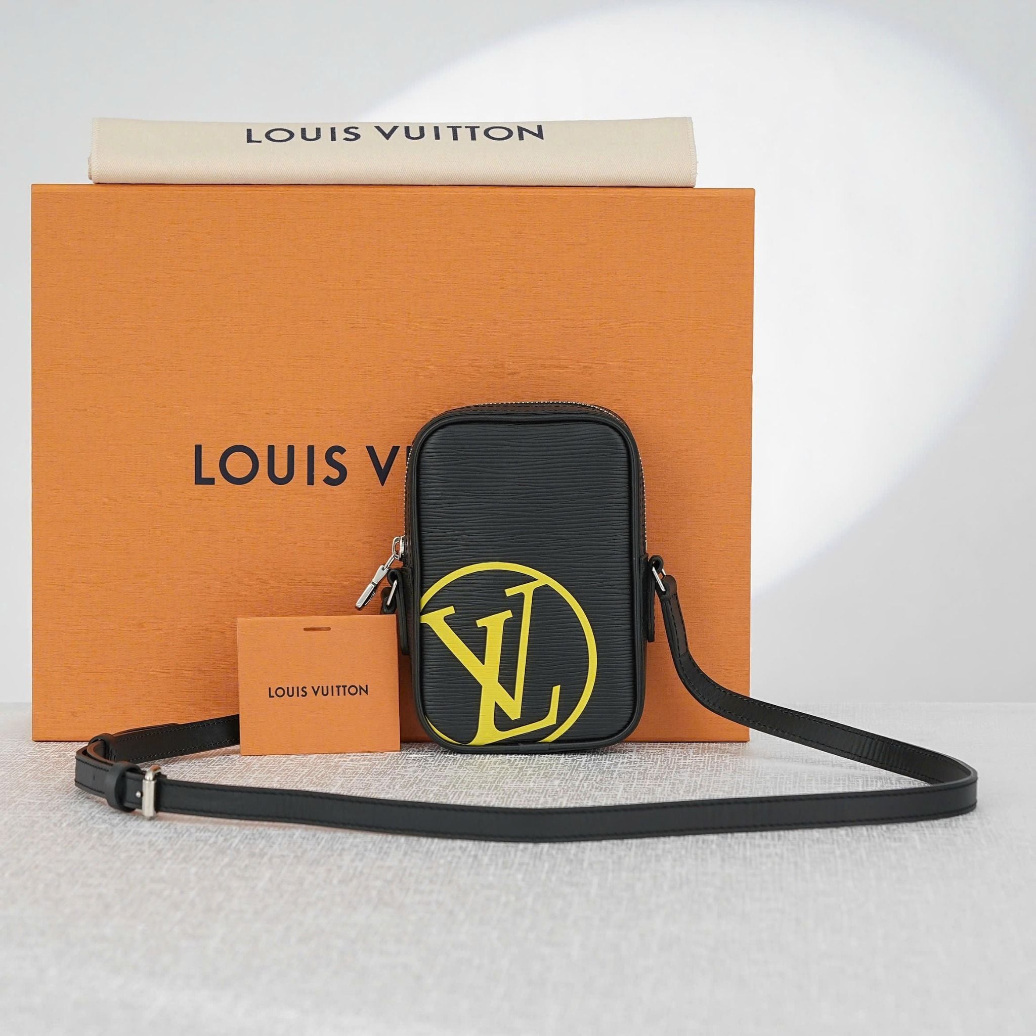 Túi đeo Louis Vuitton LV Circle Danube PM Noir Epi size 16
