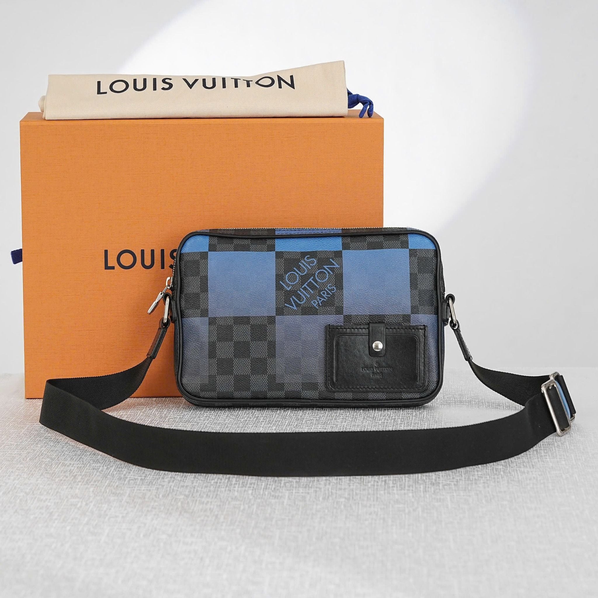 Túi đeo Louis Vuitton Alpha Messenger Giant Damier Bleu Ombre size 26
