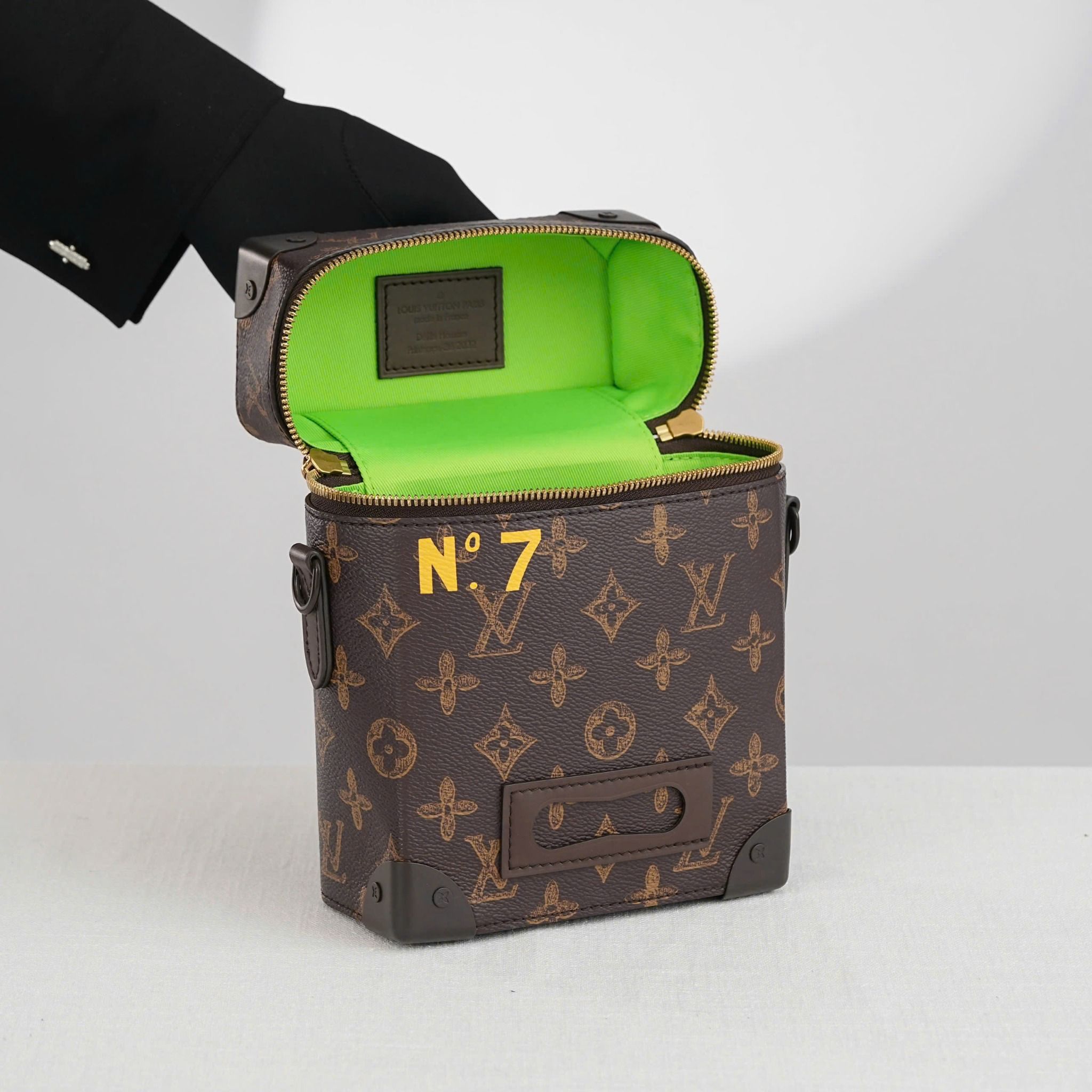 Túi đeo Louis Vuitton Vertical Box Trunk Monogram Ebène