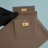 Clutch /Pouch Hermès Kelly Pocket To Go Etoupe Epsom (Nâu Xám)(Unisex) - TTA5196
