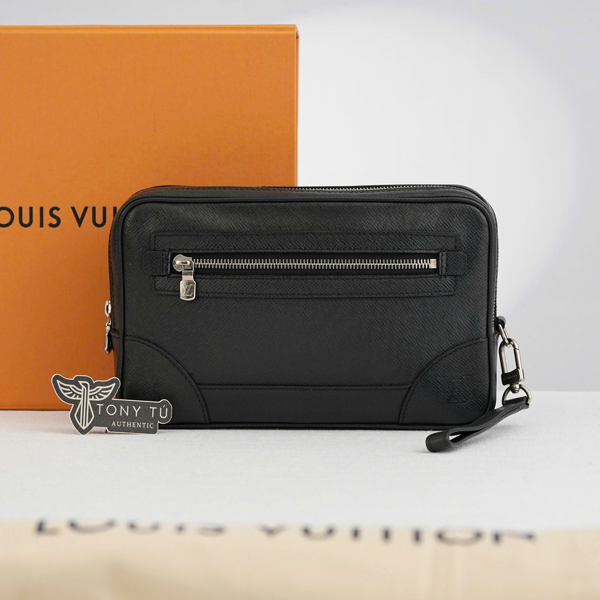 Clutch Louis Vuitton Pochette Pavel Noir Taiga (Đen) - TTA5216