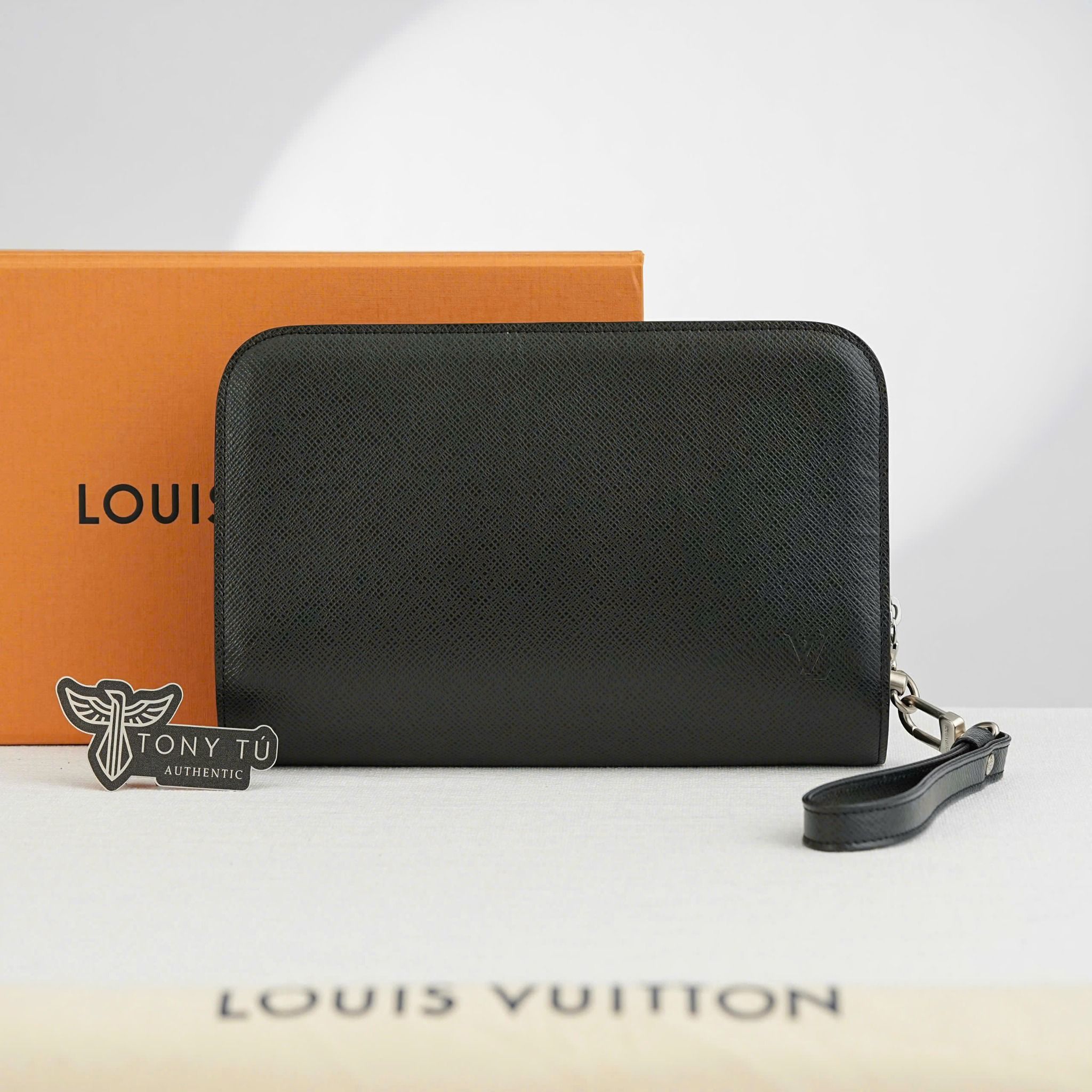 Clutch Louis Vuitton Baikal Noir Taiga (Đen)