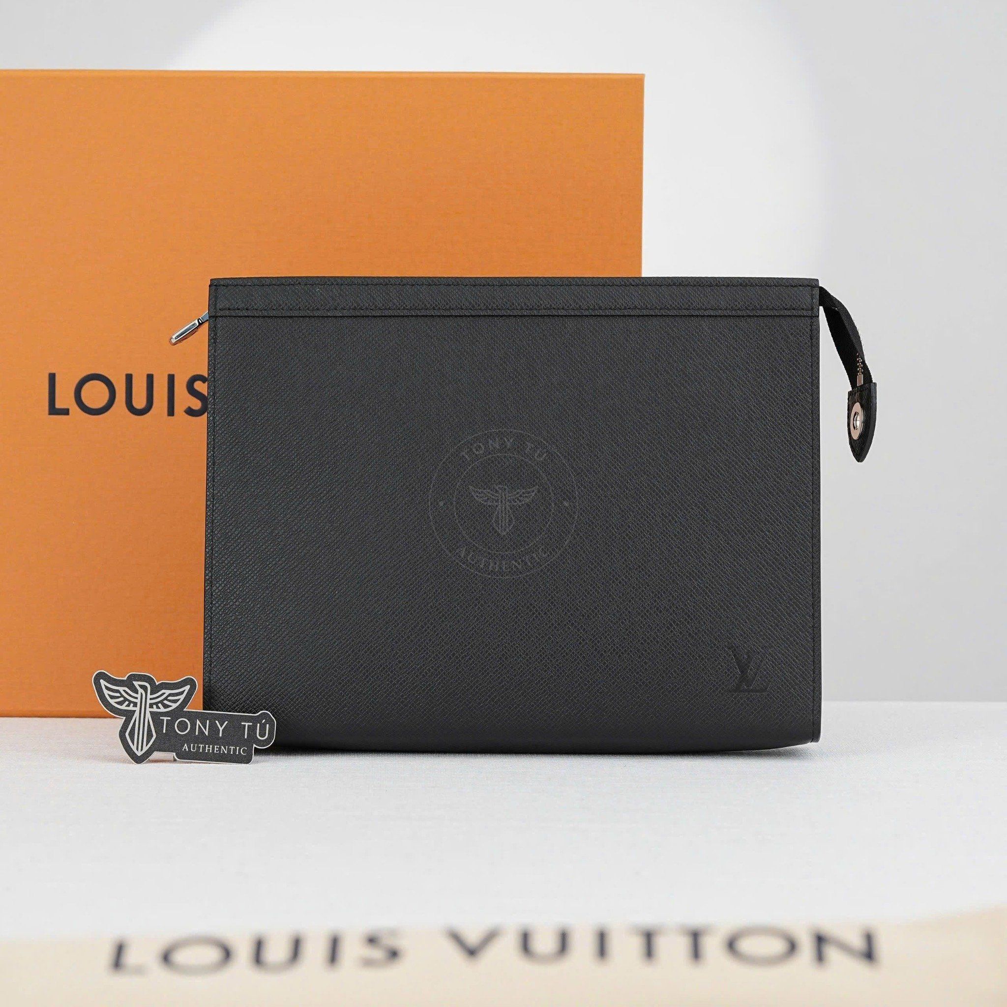 Clutch Louis Vuitton Pochette Voyage MM Noir Taiga (Đen)